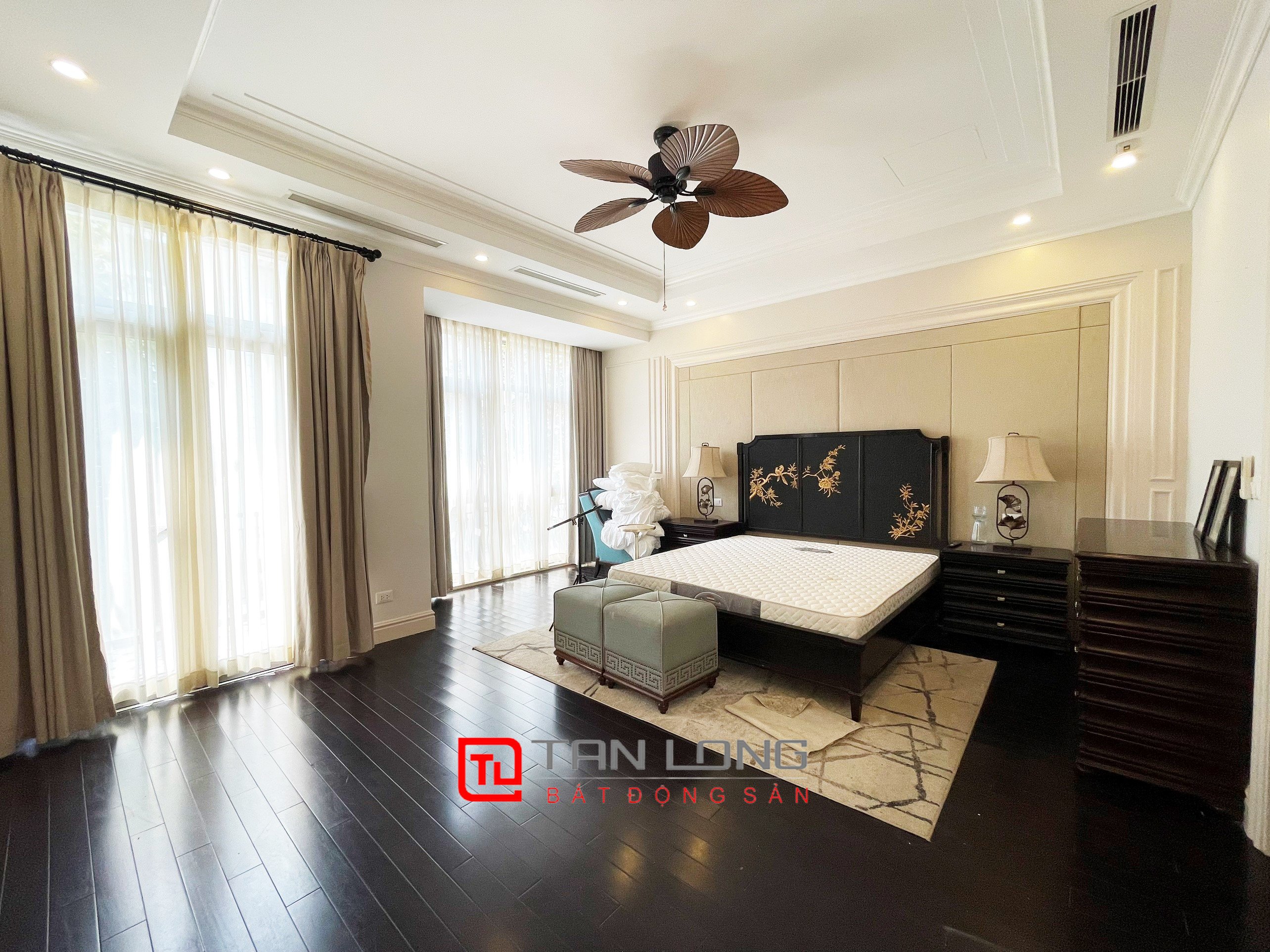 Duplex Villa for rent with a Direct View of the Lake at Vinhomes The Harmony 11