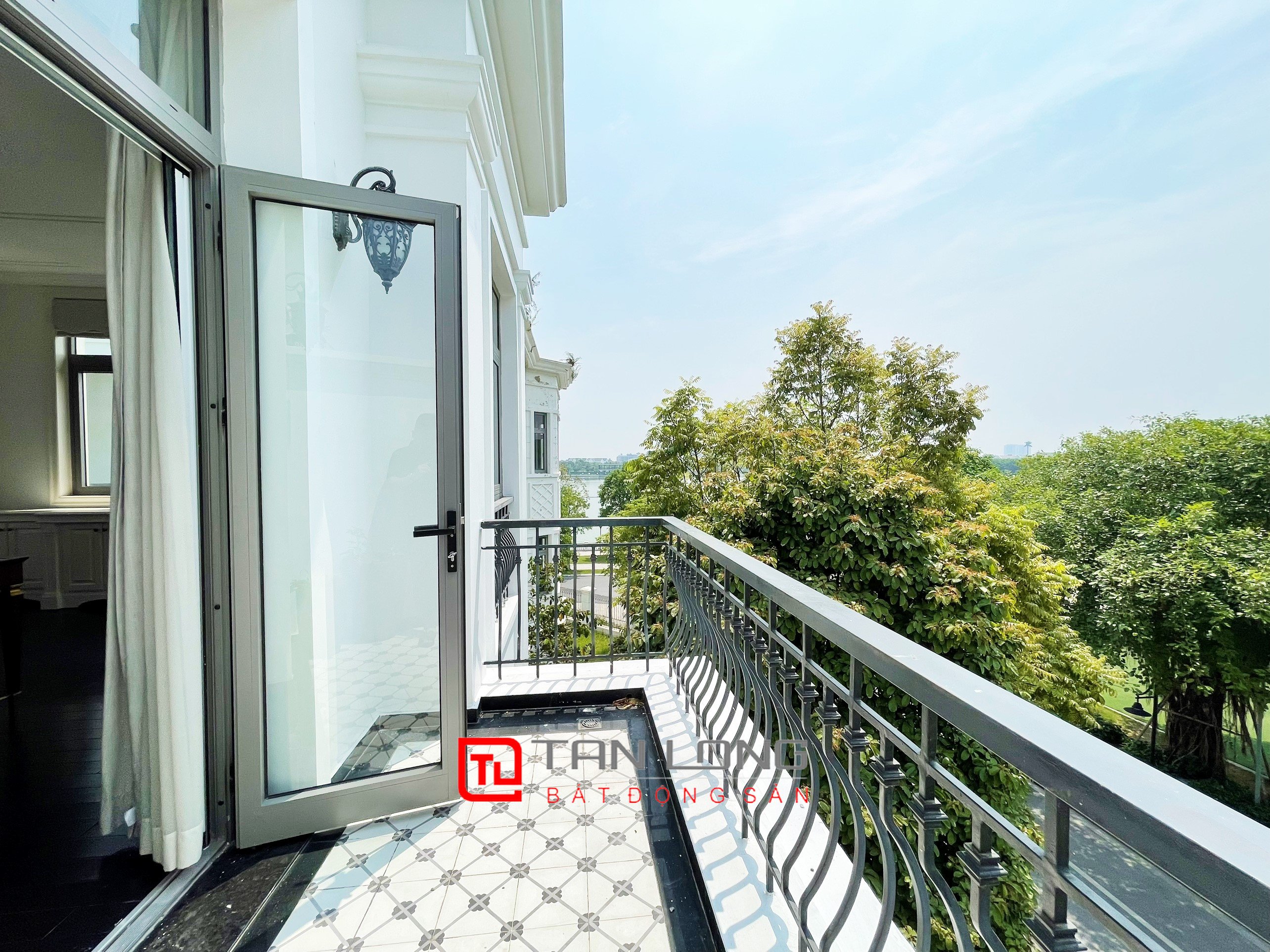 Duplex Villa for rent with a Direct View of the Lake at Vinhomes The Harmony 23