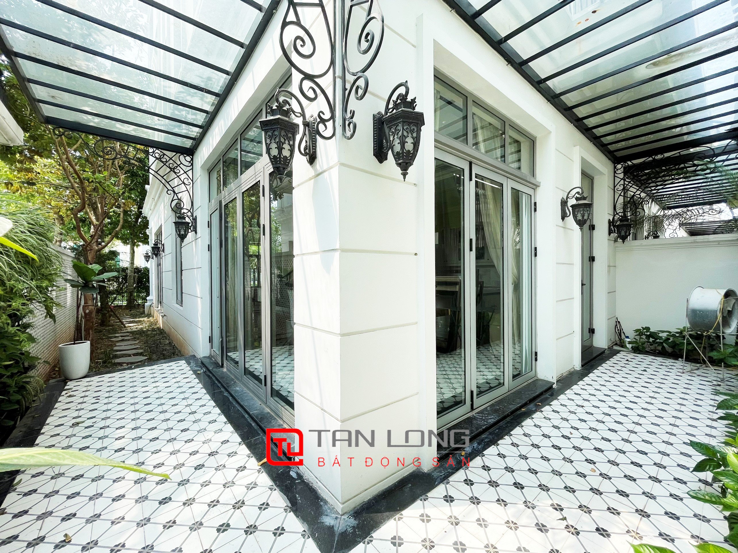 Duplex Villa for rent with a Direct View of the Lake at Vinhomes The Harmony 24