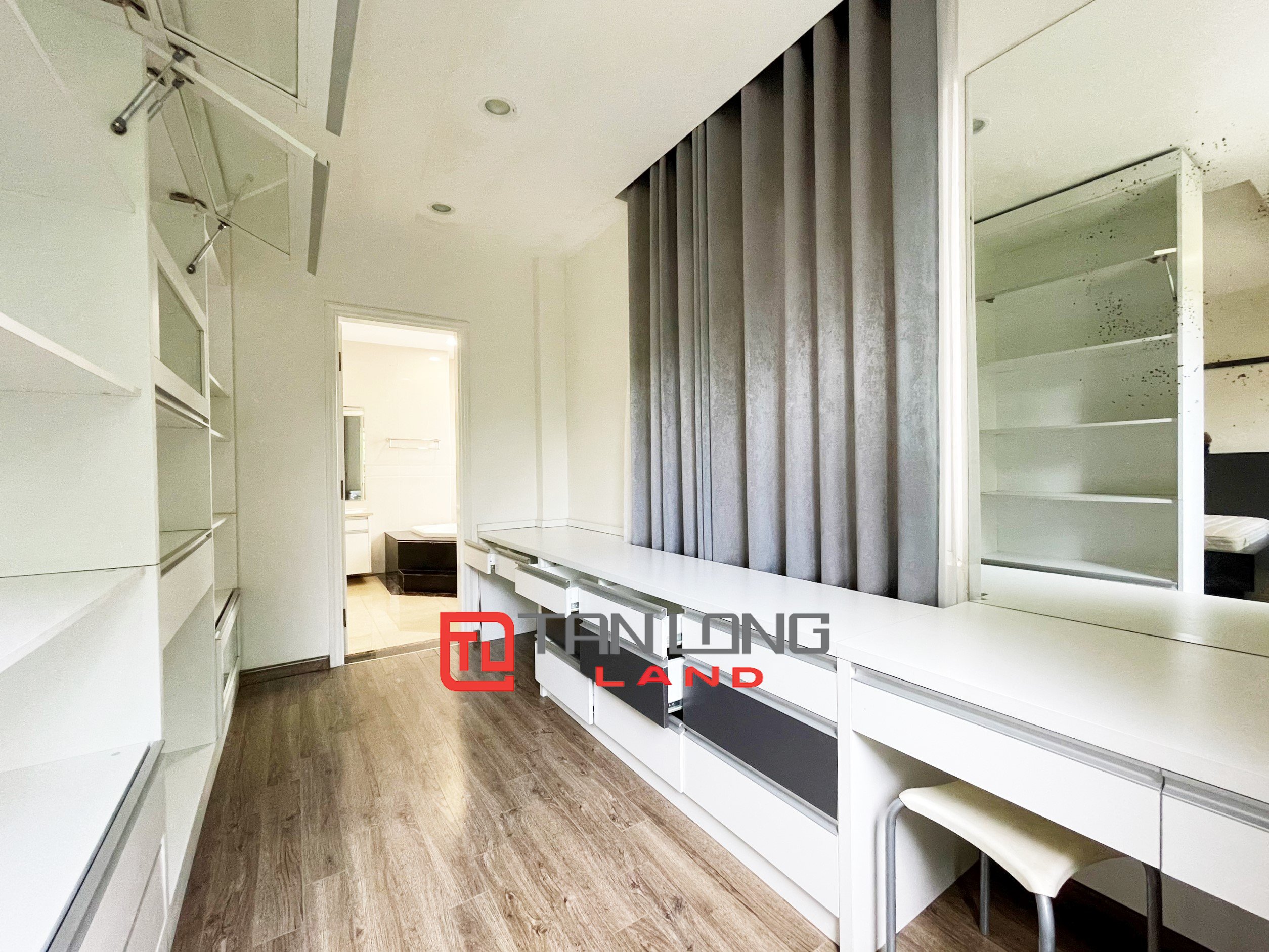 Duplex Villa for rent with Full Furniture, River view behind the house in Vinhomes Riverside 12