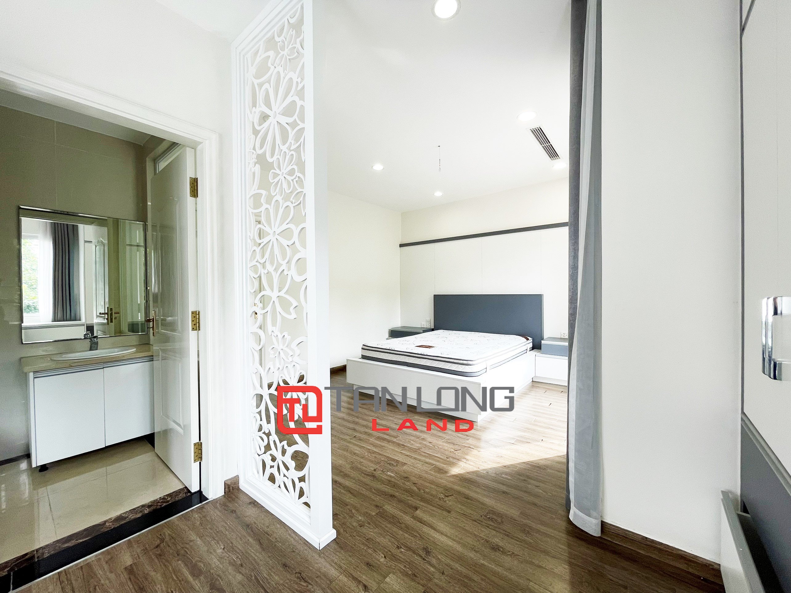 Duplex Villa for rent with Full Furniture, River view behind the house in Vinhomes Riverside 13
