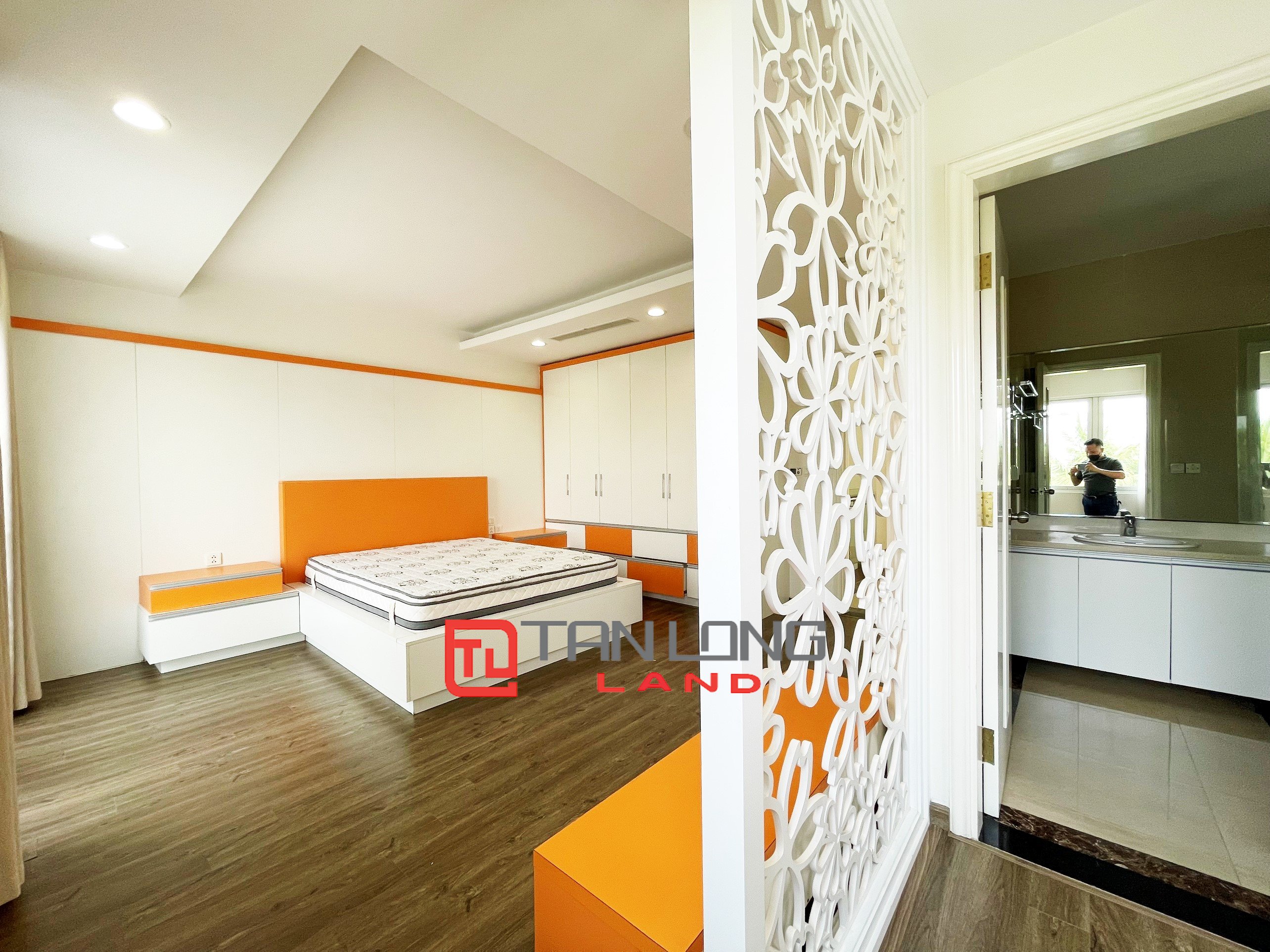 Duplex Villa for rent with Full Furniture, River view behind the house in Vinhomes Riverside 18