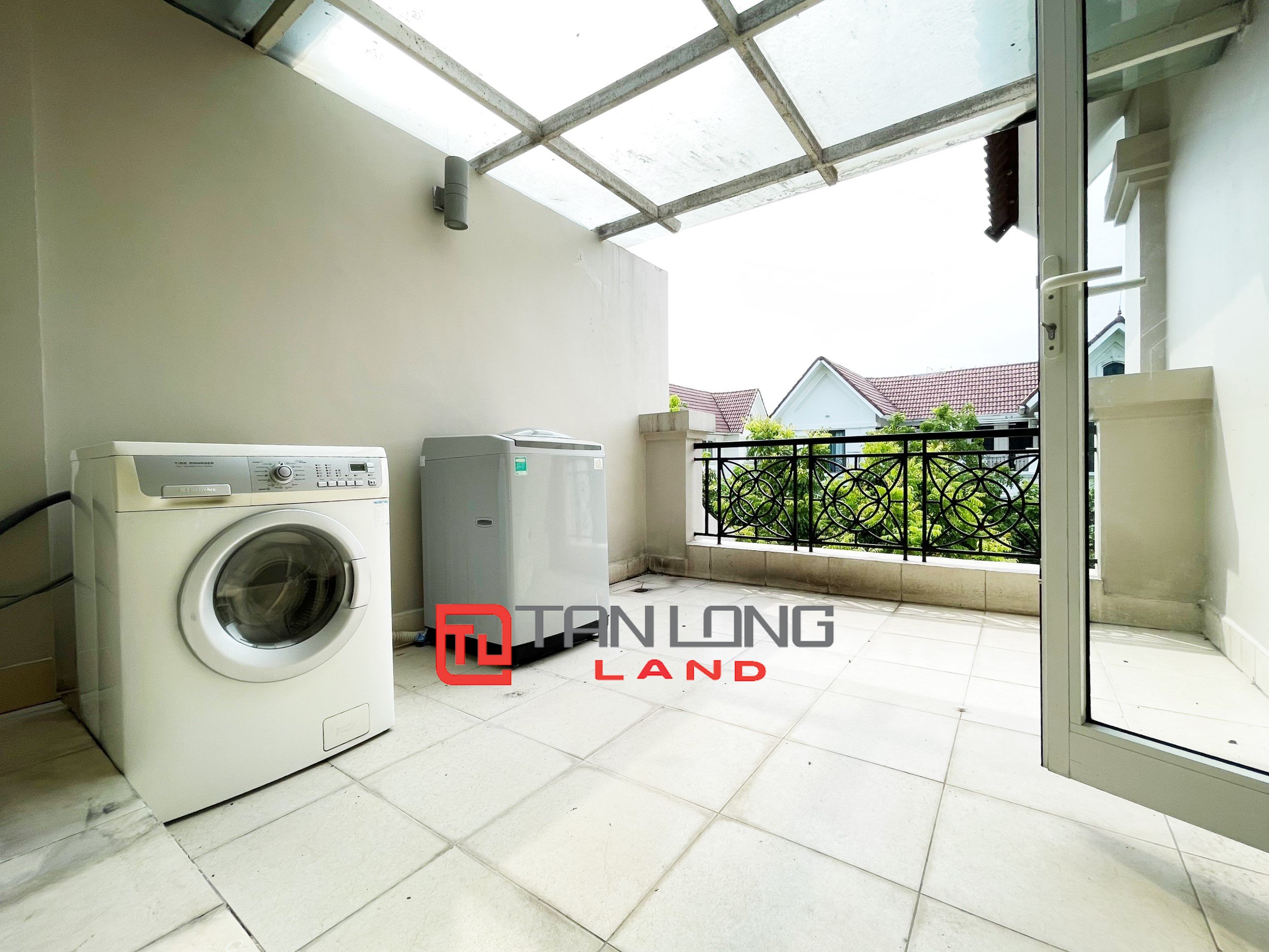 Duplex Villa for rent with Full Furniture, River view behind the house in Vinhomes Riverside 20