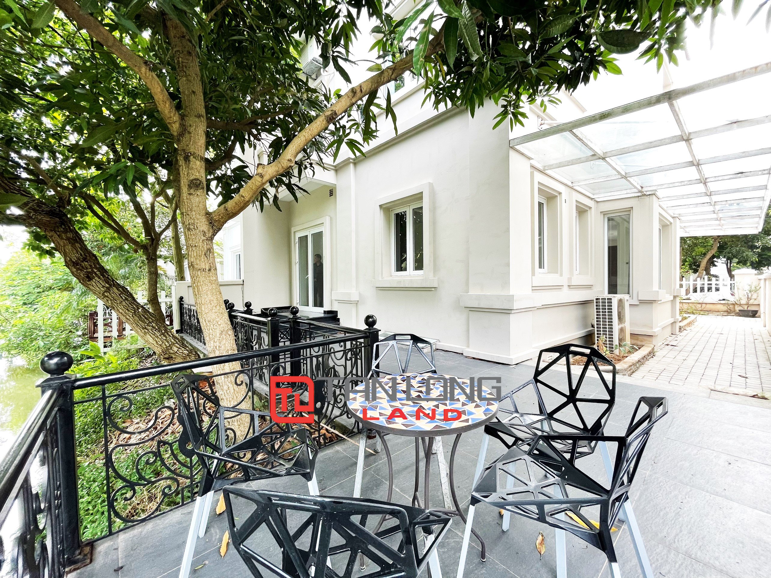 Duplex Villa for rent with Full Furniture, River view behind the house in Vinhomes Riverside 21