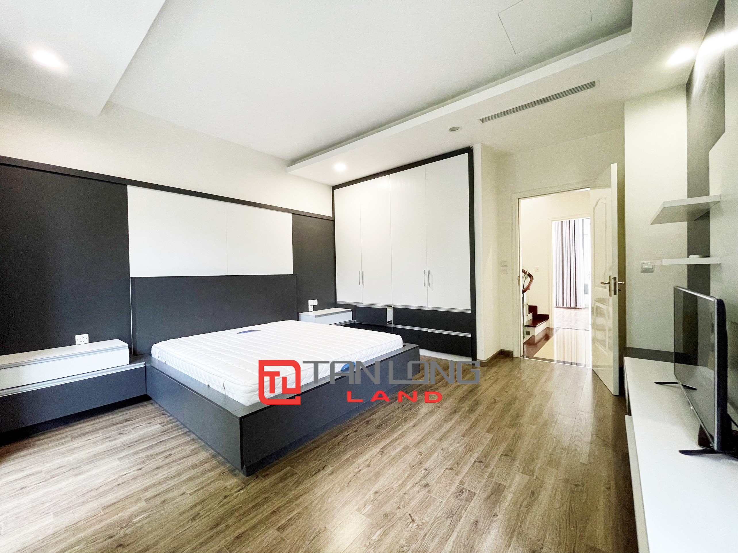 Duplex Villa for rent with Full Furniture, River view behind the house in Vinhomes Riverside 9