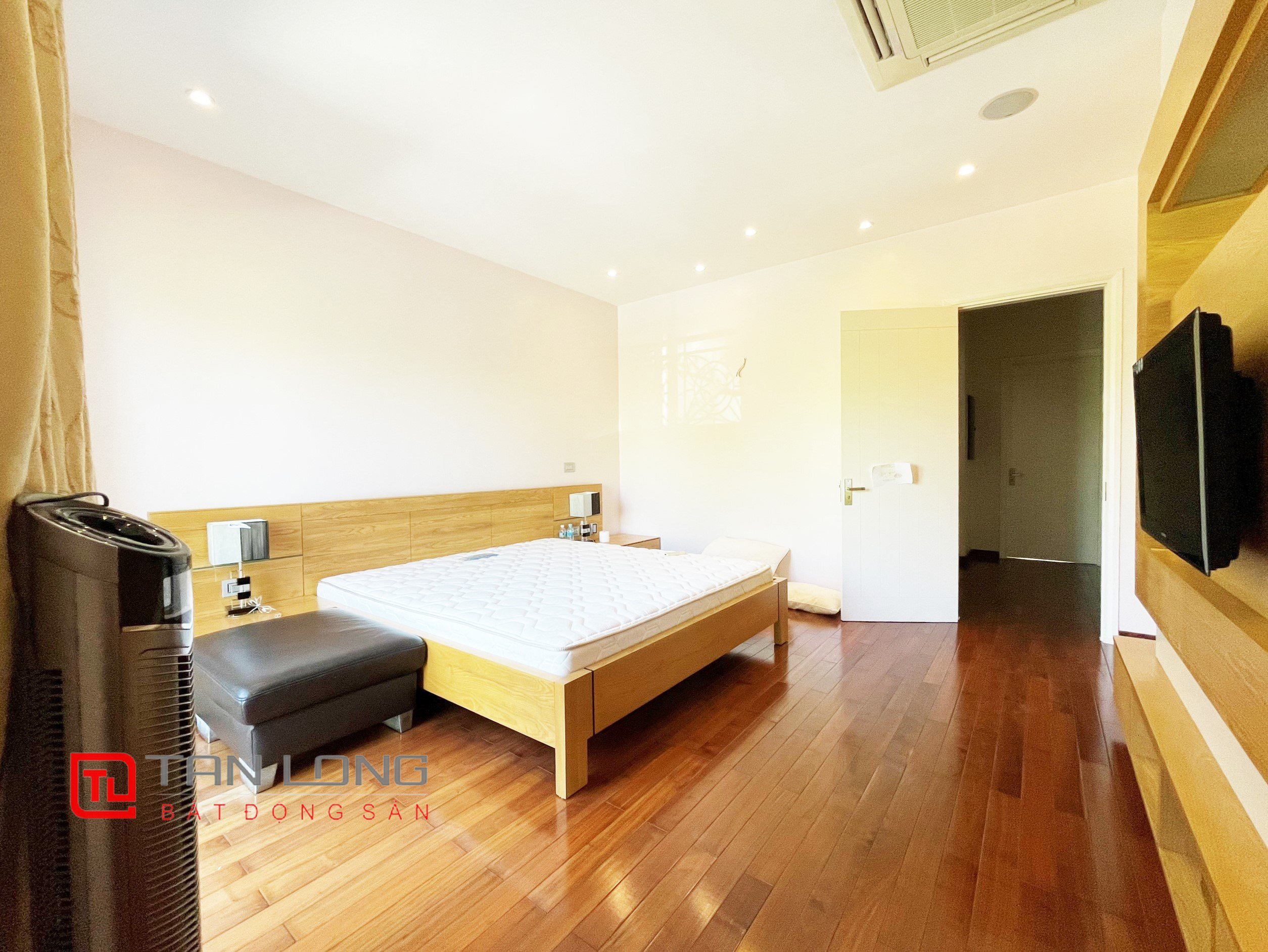 Duplex Villa for rent with Full Modern Furniture, cool river view in Vinhomes Riverside 10