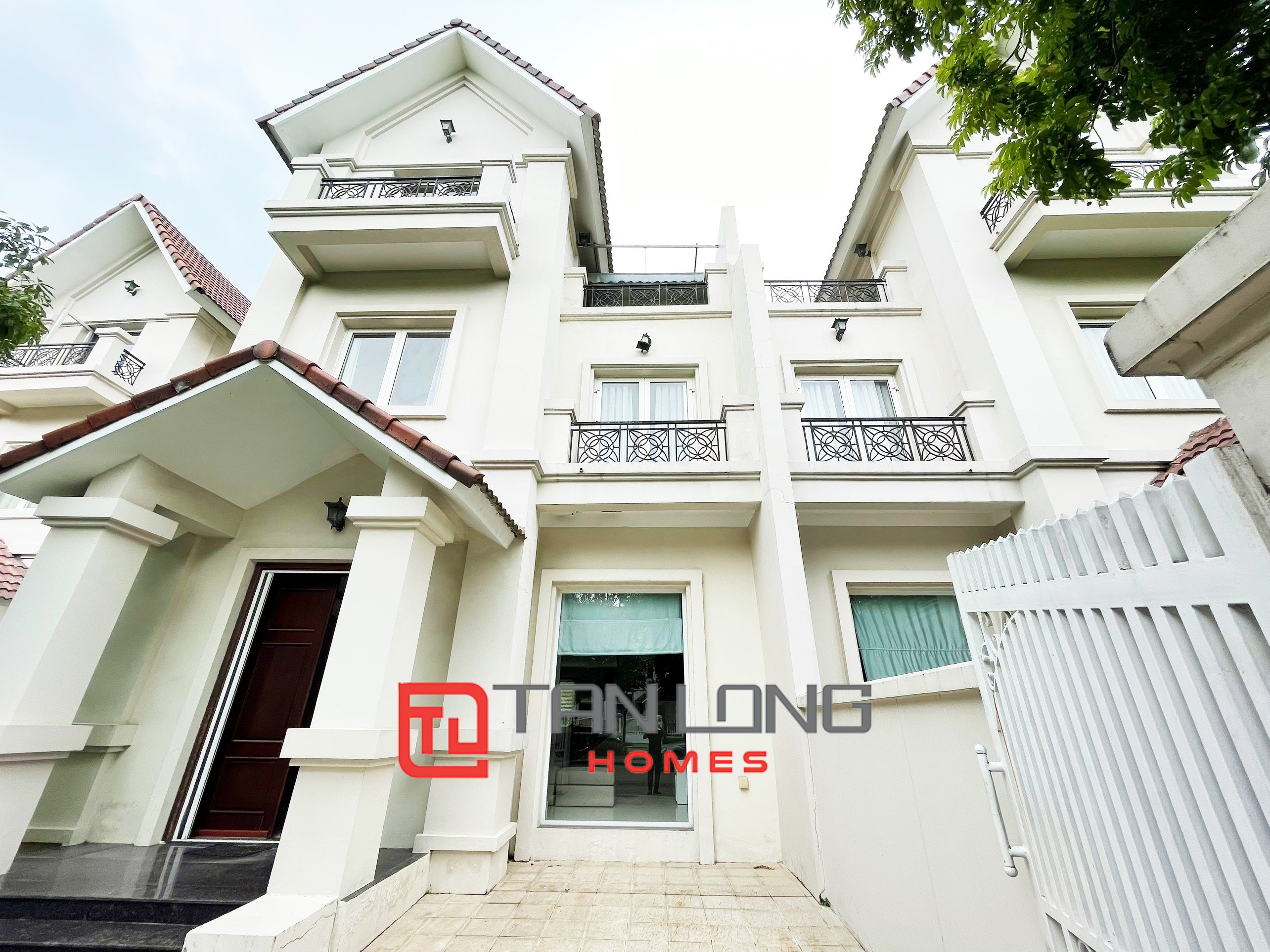 Duplex Villa for rent with Garden and Full Furniture in Vinhomes Riverside 1
