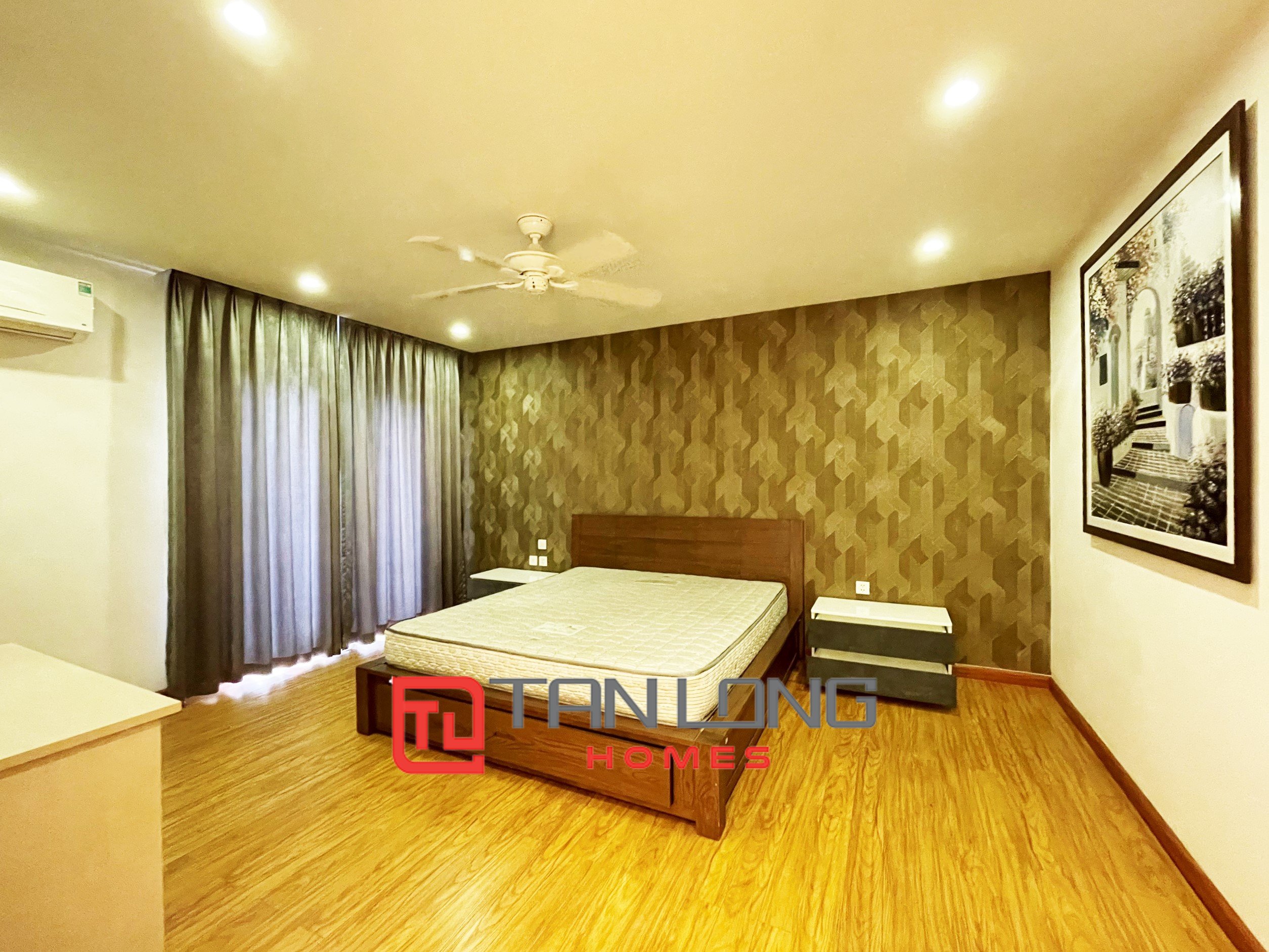 Duplex Villa for rent with Garden and Full Furniture in Vinhomes Riverside 11