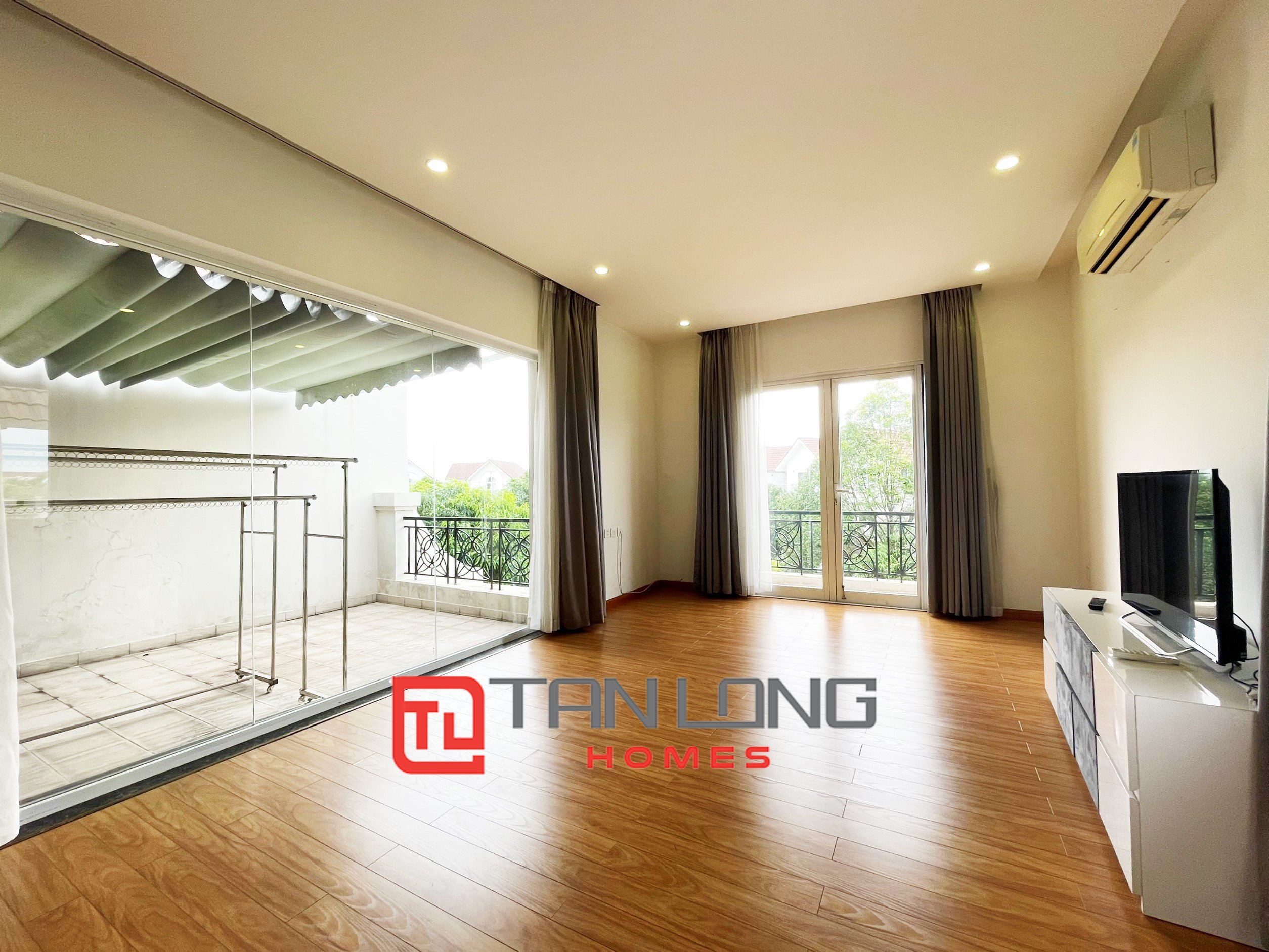 Duplex Villa for rent with Garden and Full Furniture in Vinhomes Riverside 12