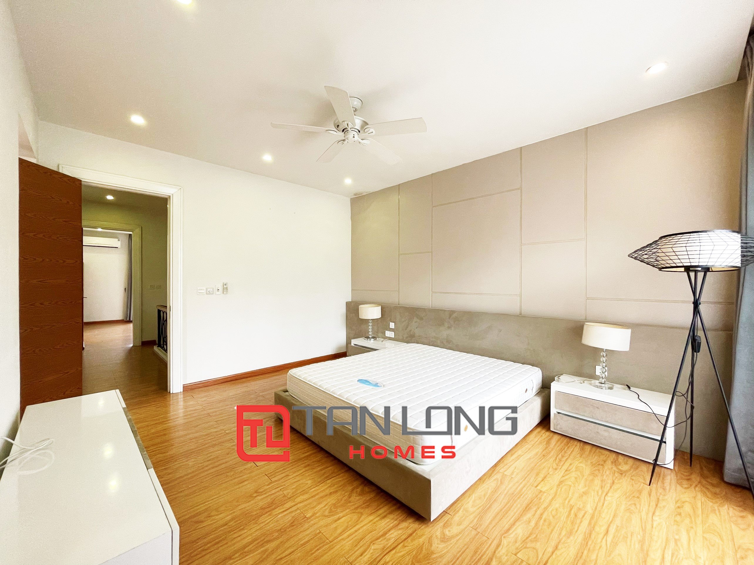 Duplex Villa for rent with Garden and Full Furniture in Vinhomes Riverside 5