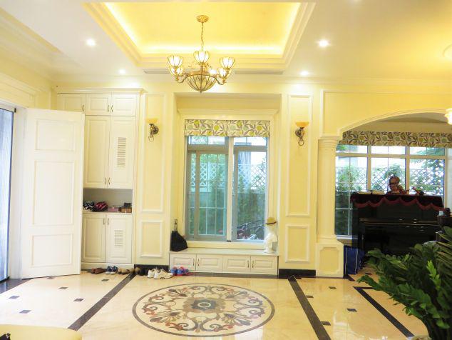 Elegant 4 bedroom villa for rent at Vinhomes Riverside 12