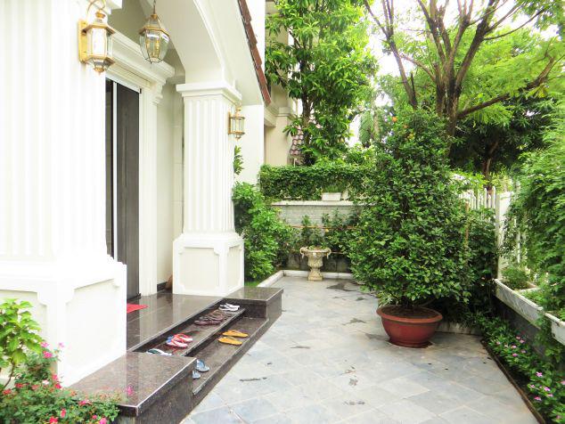 Elegant 4 bedroom villa for rent at Vinhomes Riverside 2