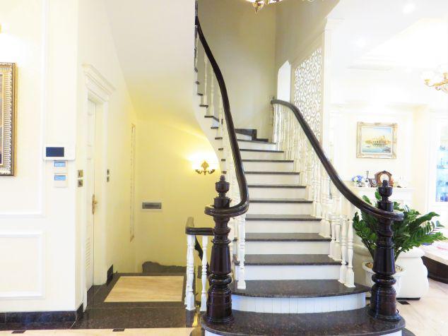 Elegant 4 bedroom villa for rent at Vinhomes Riverside 9
