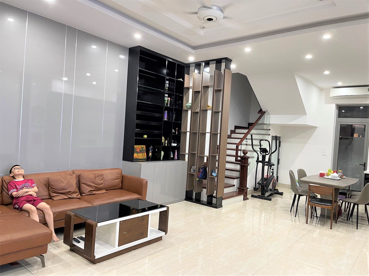 Full furniture finished villa in Nguyet Que Vinhomes Riverside The Harmony for sale 1