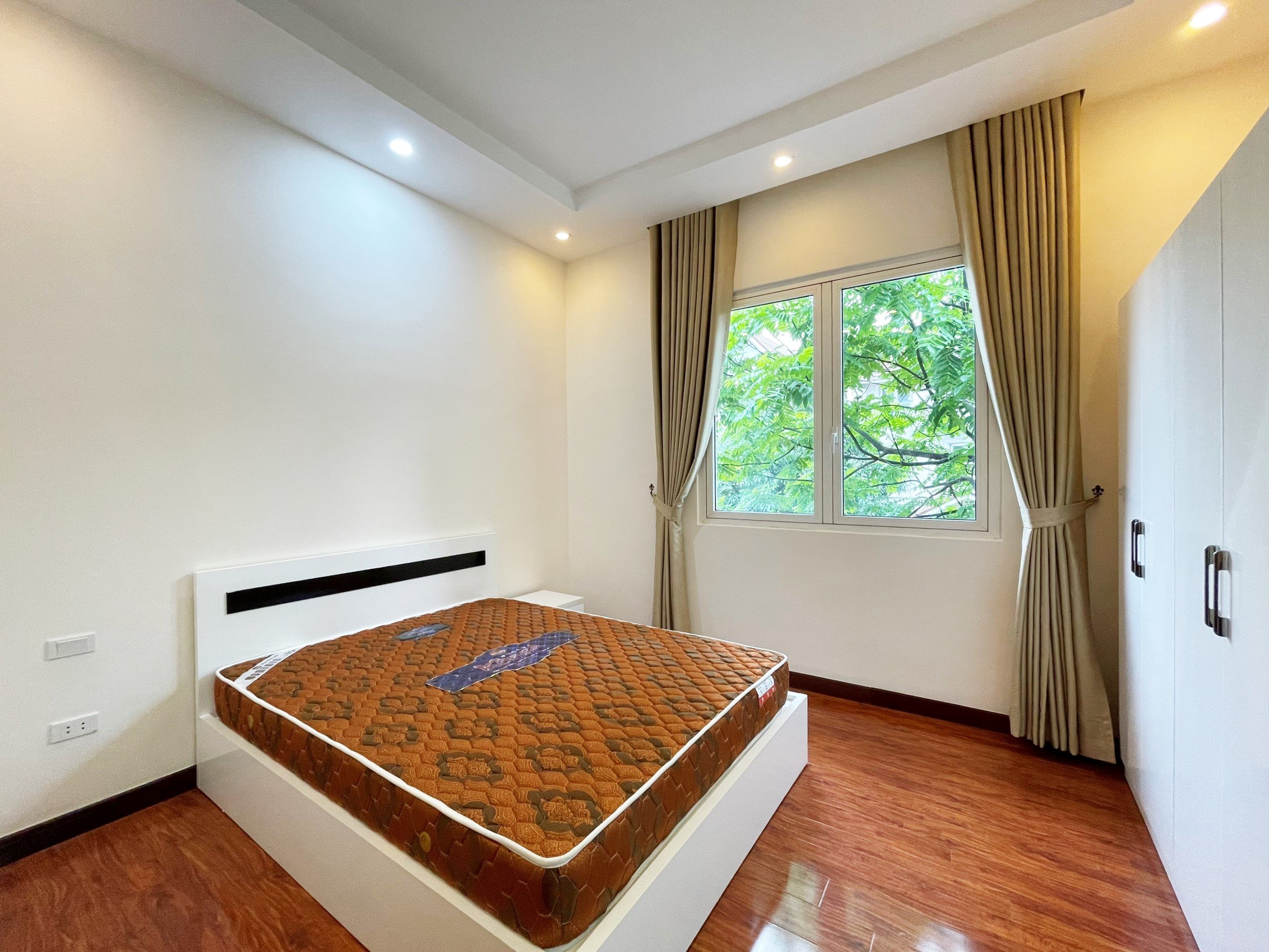 Full furniture villa 250 sqm finished for rent in Hoa Sua Vinhomes Riverside for rent 8