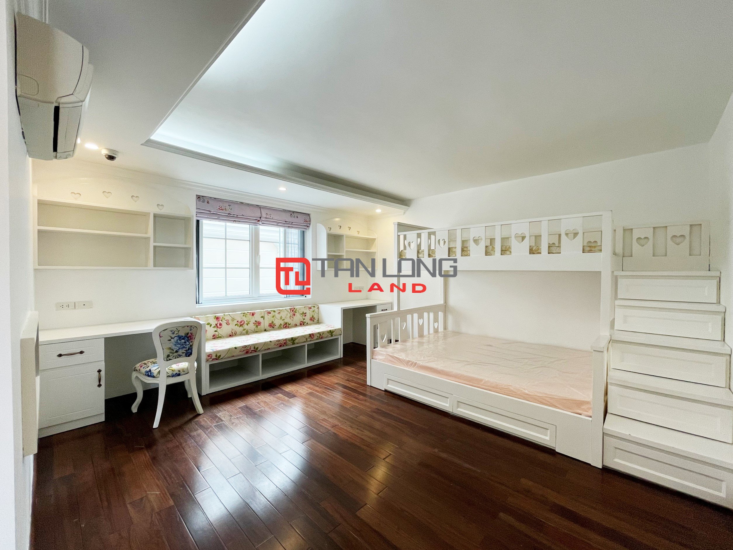 Full Furniture Villa for rent with 4 Bedrooms in Vinhomes Riverside Long Bien 16