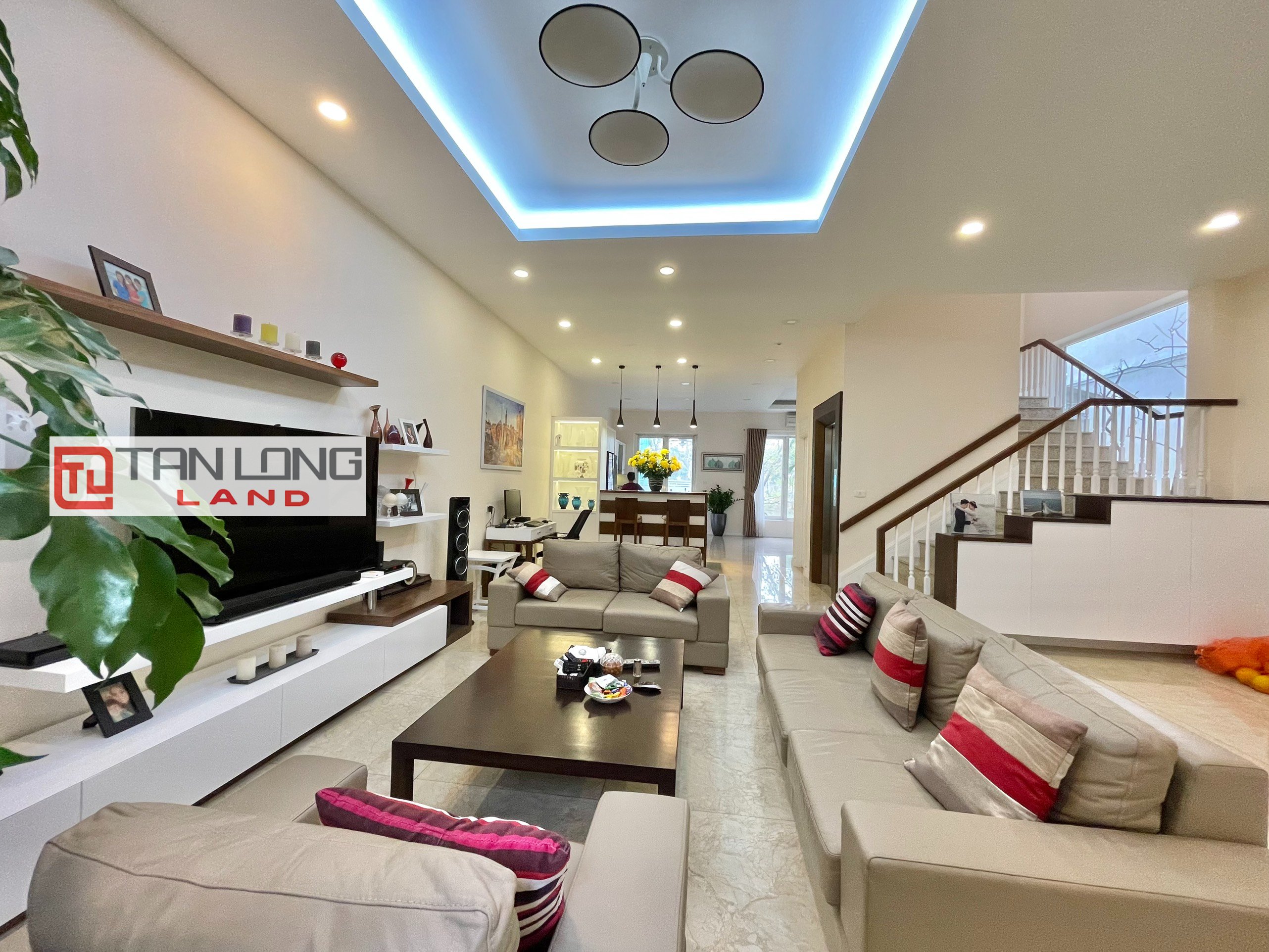 Fully furnished duplex villa for rent near BIS international school at Vinhomes Riverside 1