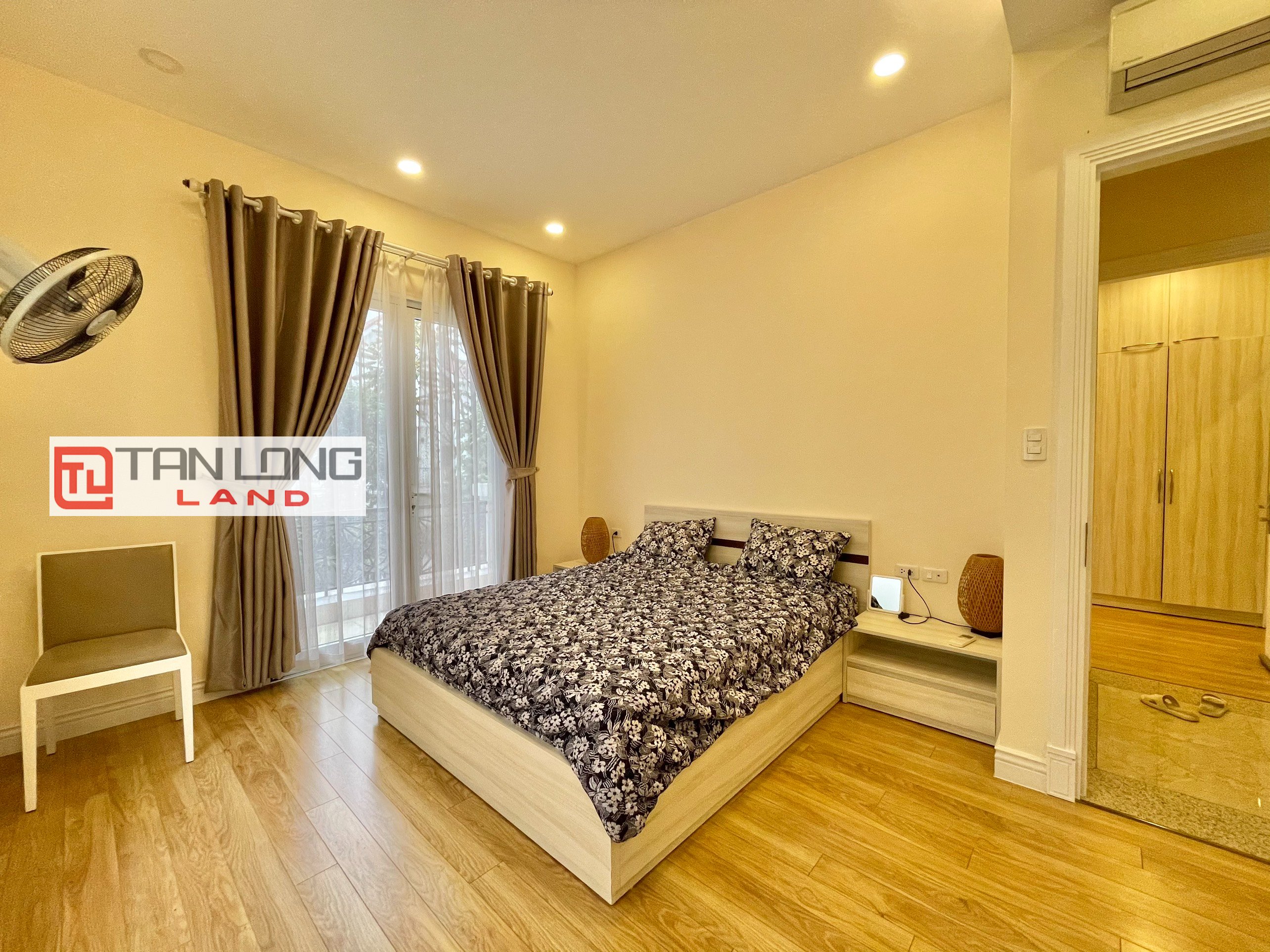 Fully furnished duplex villa for rent near BIS international school at Vinhomes Riverside 14