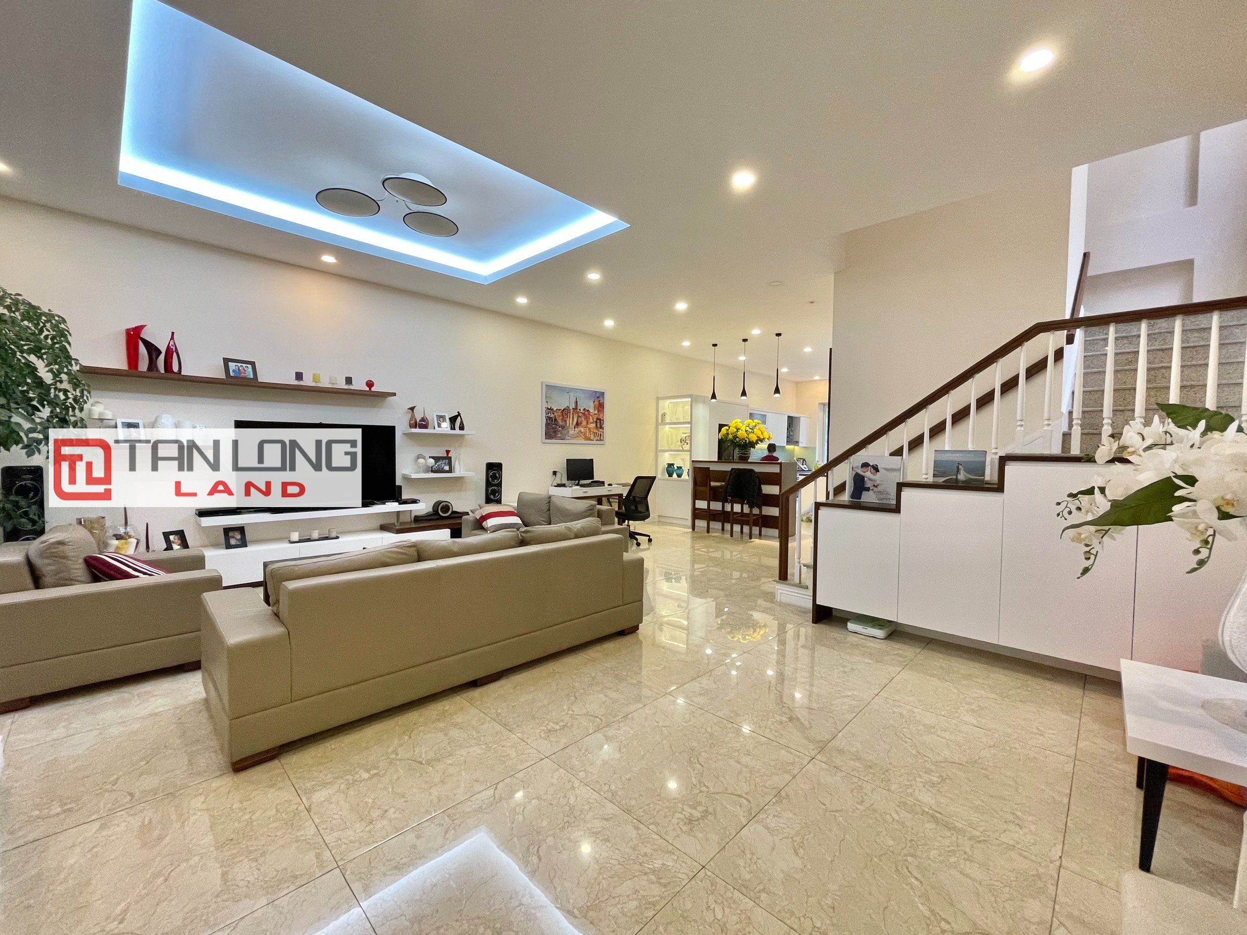 Fully furnished duplex villa for rent near BIS international school at Vinhomes Riverside 3
