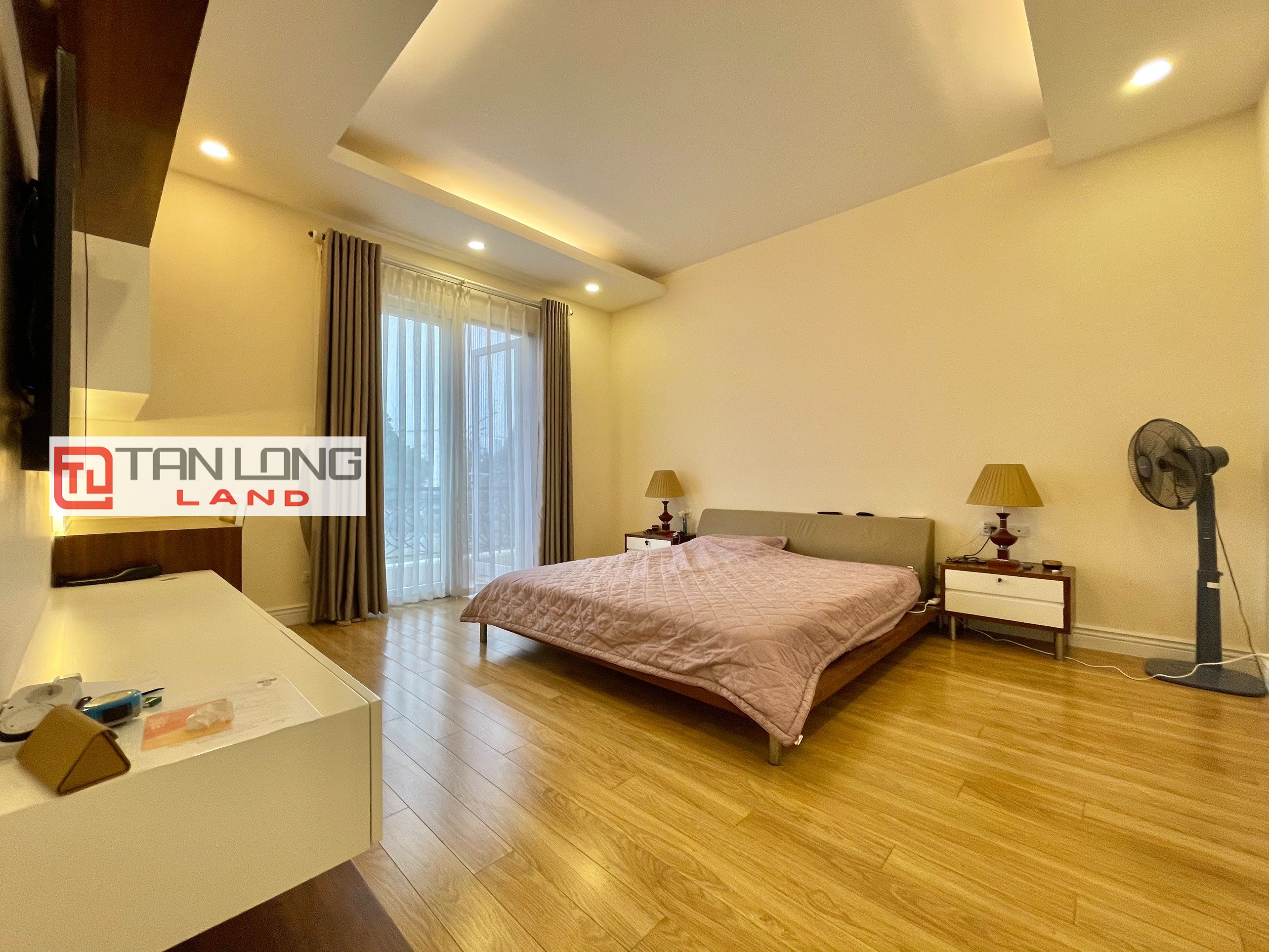 Fully furnished duplex villa for rent near BIS international school at Vinhomes Riverside 15