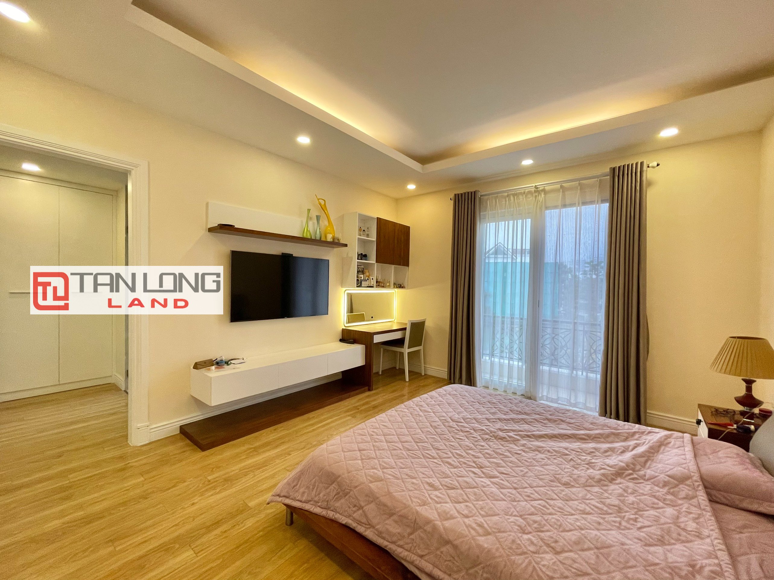 Fully furnished duplex villa for rent near BIS international school at Vinhomes Riverside 16