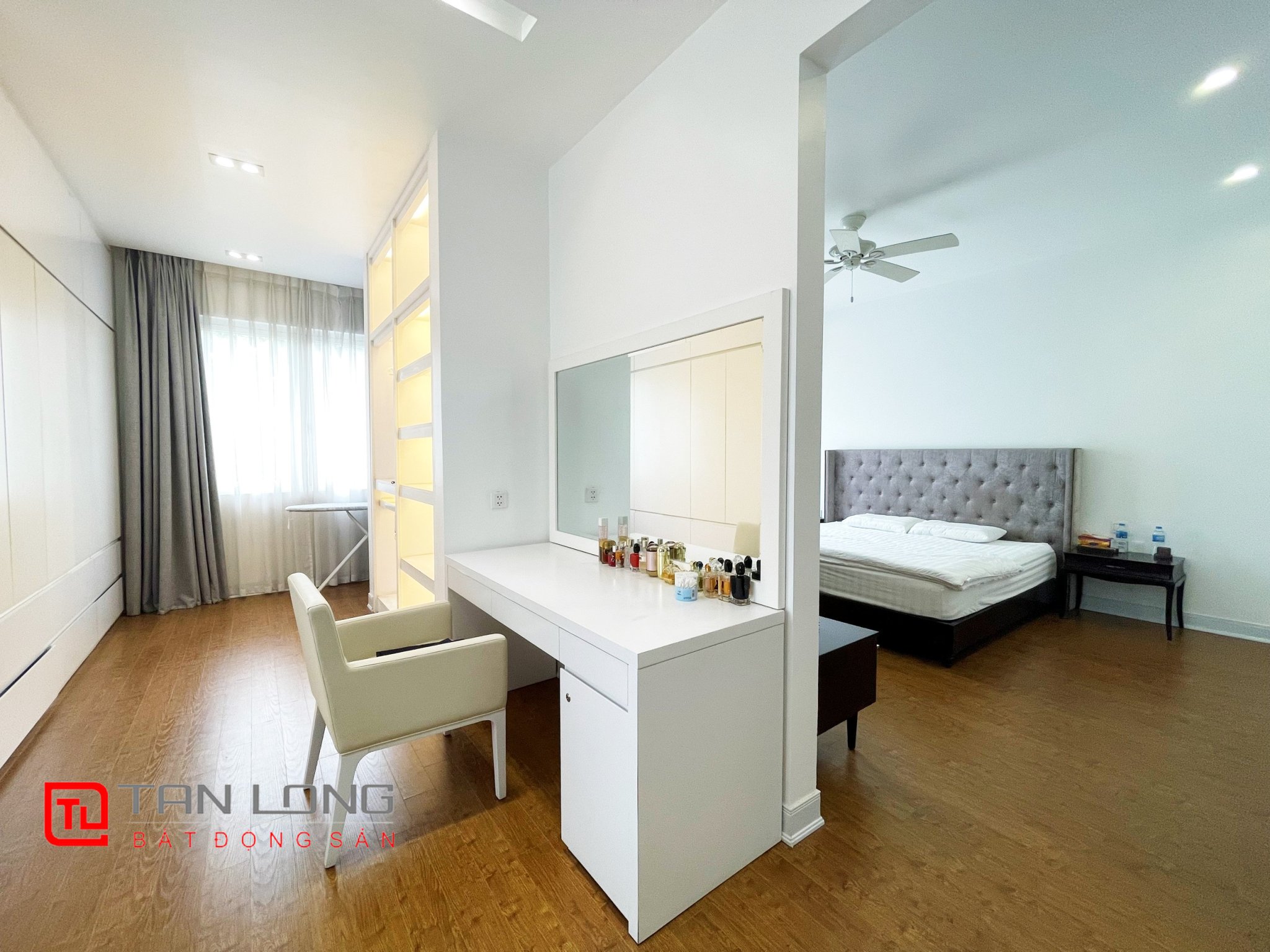 Fully furnished Duplex Villa for rent near Vincom Shopping Center at Vinhomes Riverside 11