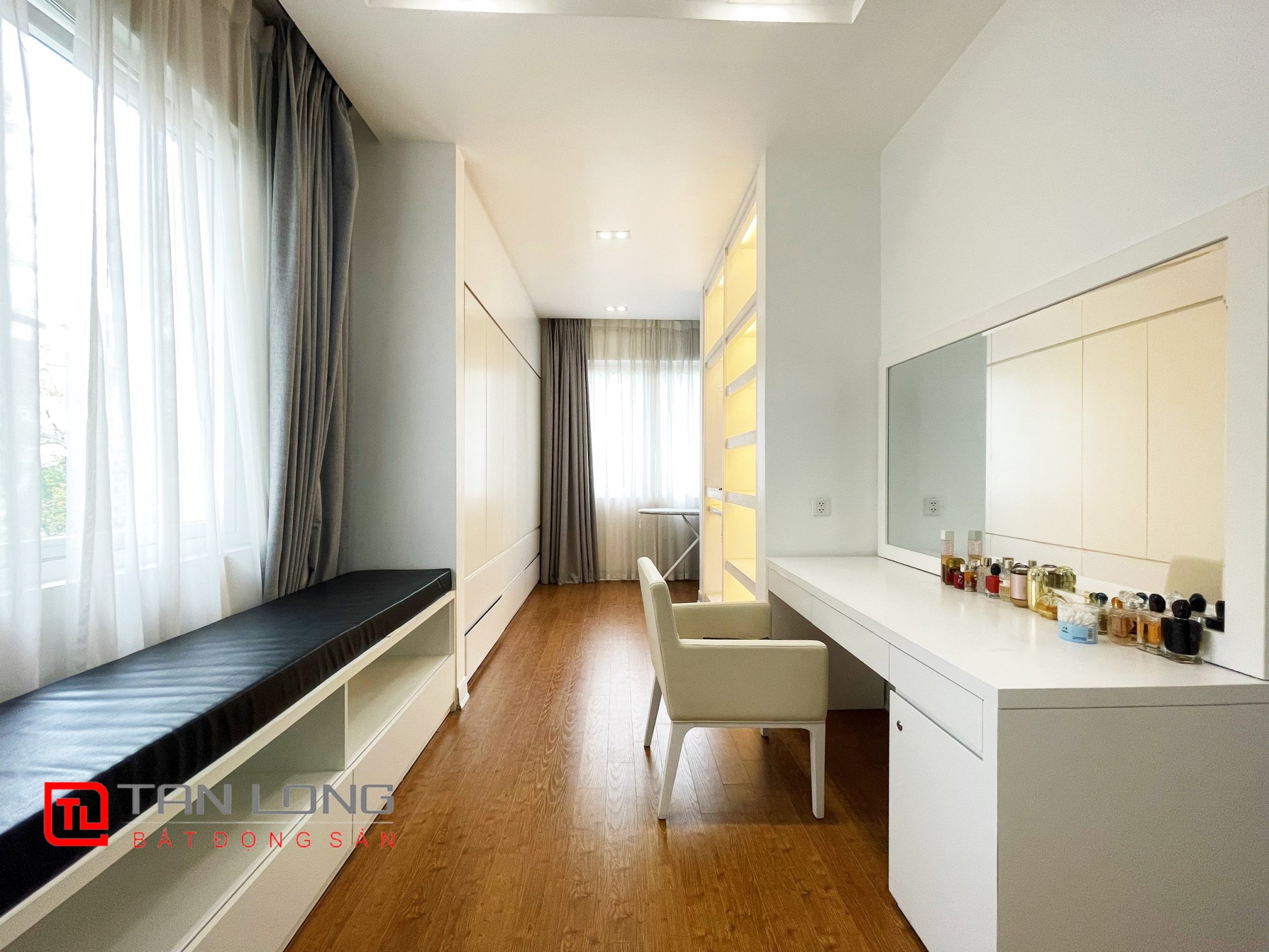 Fully furnished Duplex Villa for rent near Vincom Shopping Center at Vinhomes Riverside 12