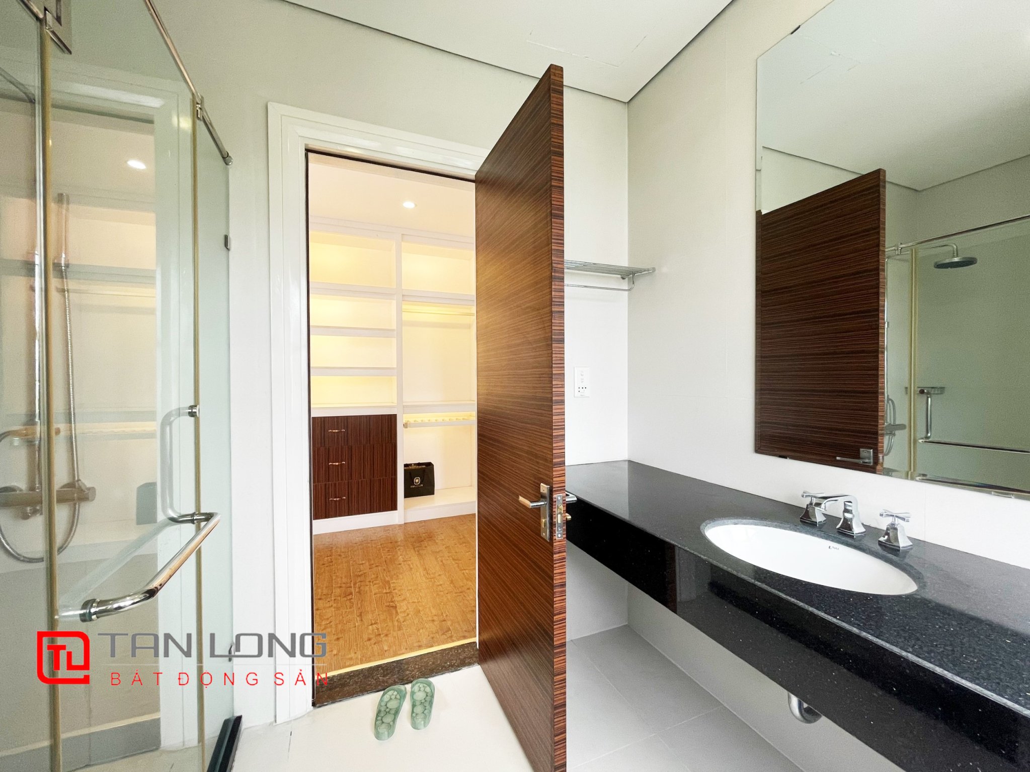 Fully furnished Duplex Villa for rent near Vincom Shopping Center at Vinhomes Riverside 13