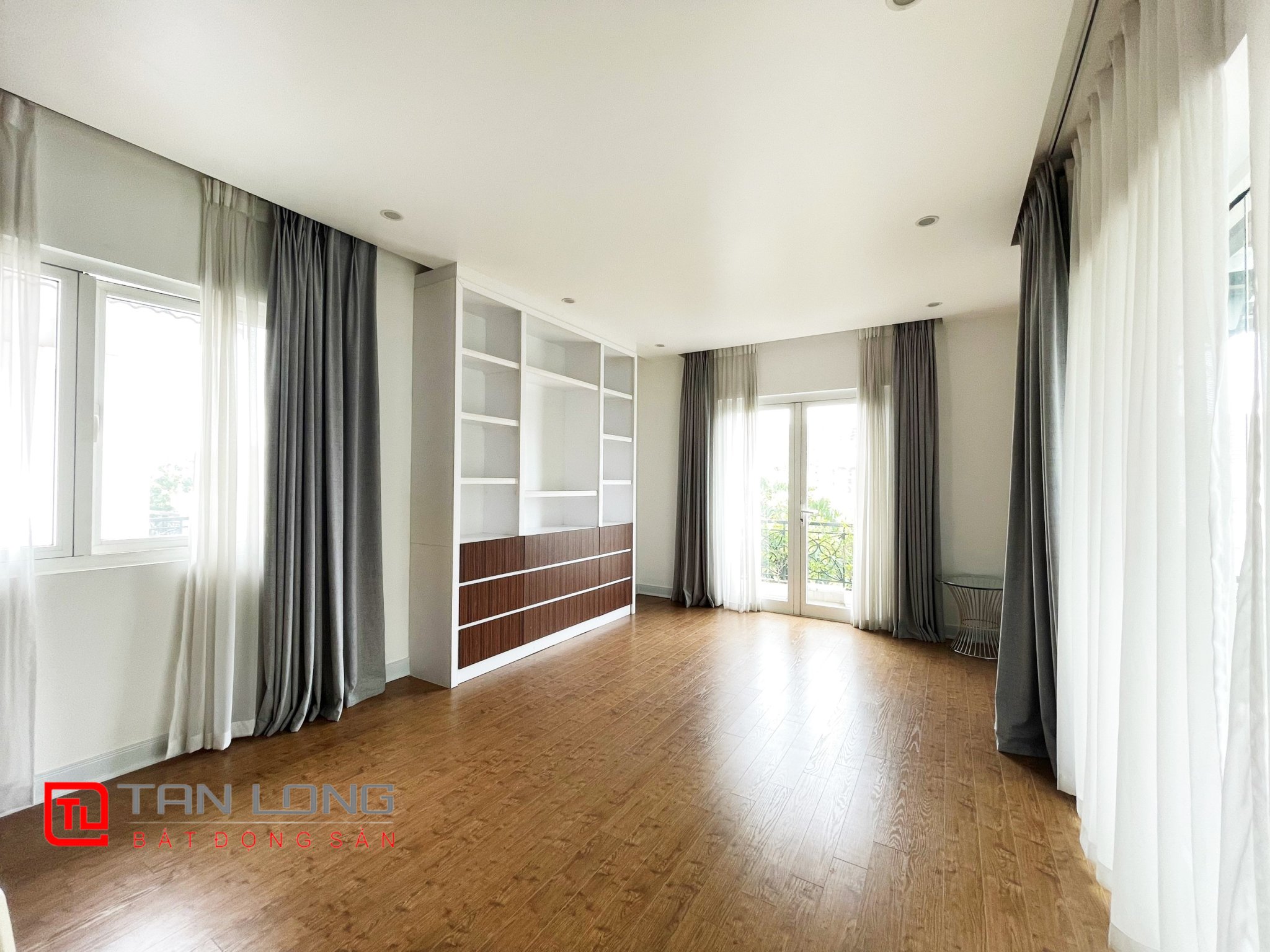 Fully furnished Duplex Villa for rent near Vincom Shopping Center at Vinhomes Riverside 18