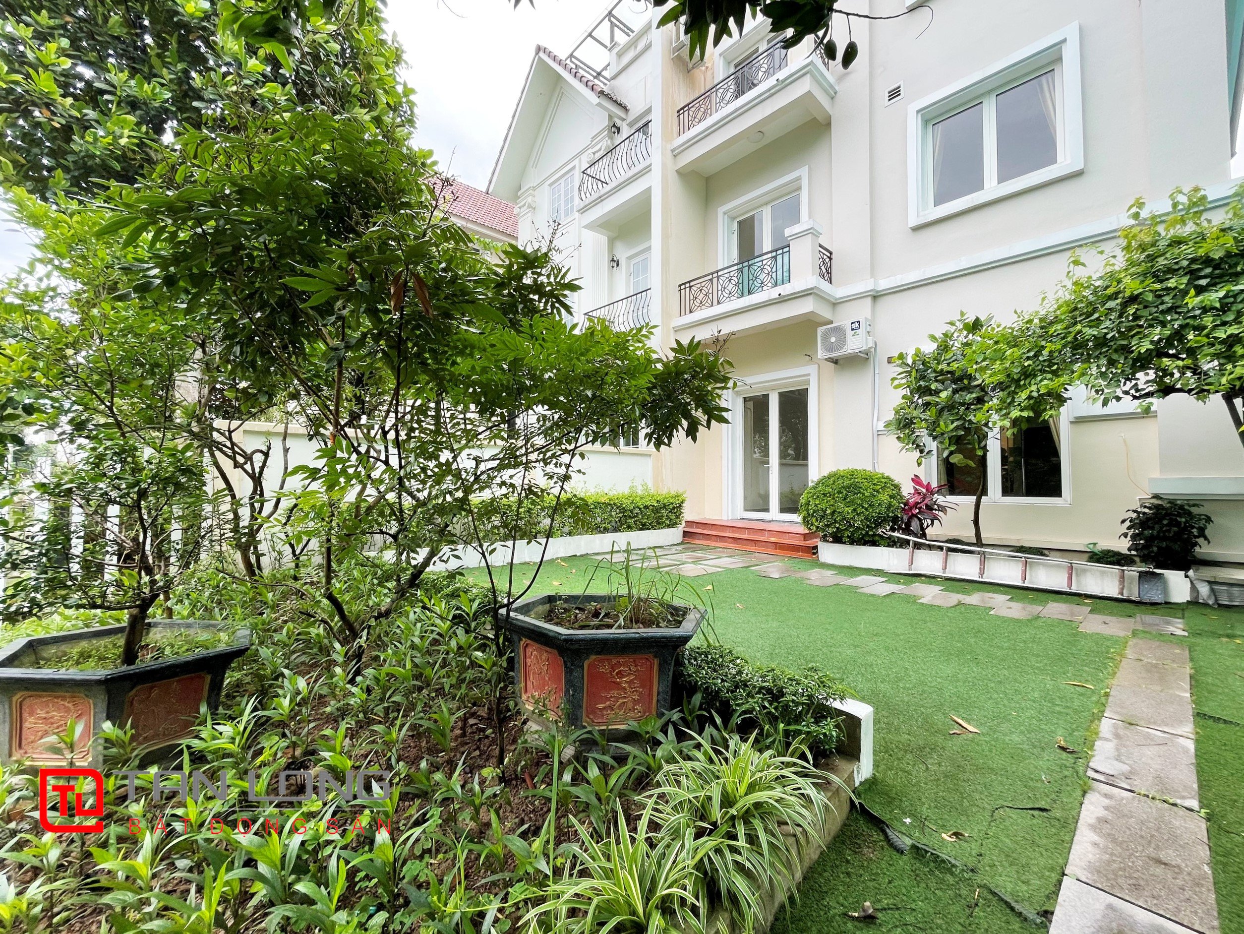 Fully furnished Duplex Villa for rent with a view of the fork in the river at Vinhomes Riverside 13