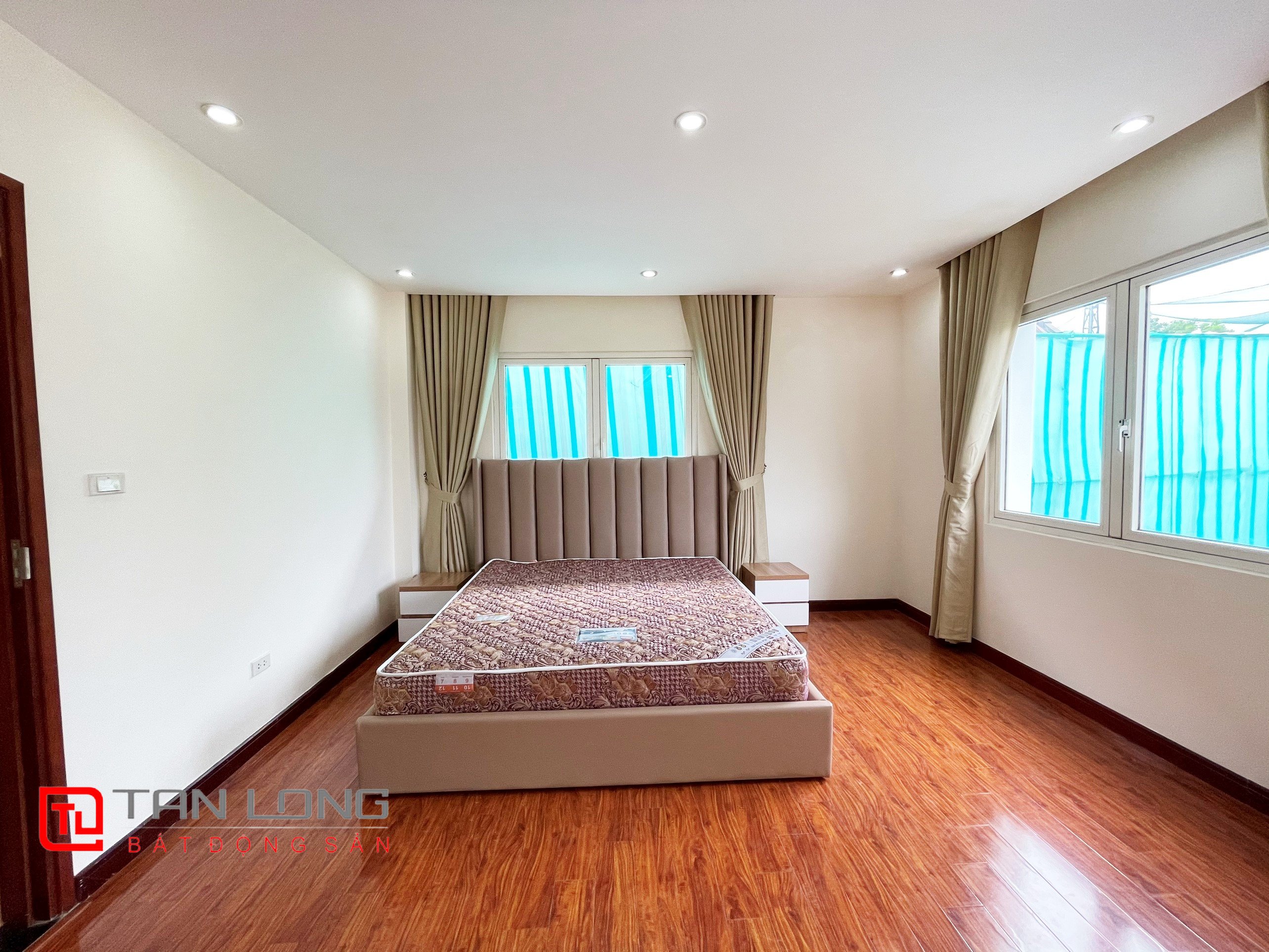 Fully furnished Duplex Villa for rent with a view of the fork in the river at Vinhomes Riverside 7