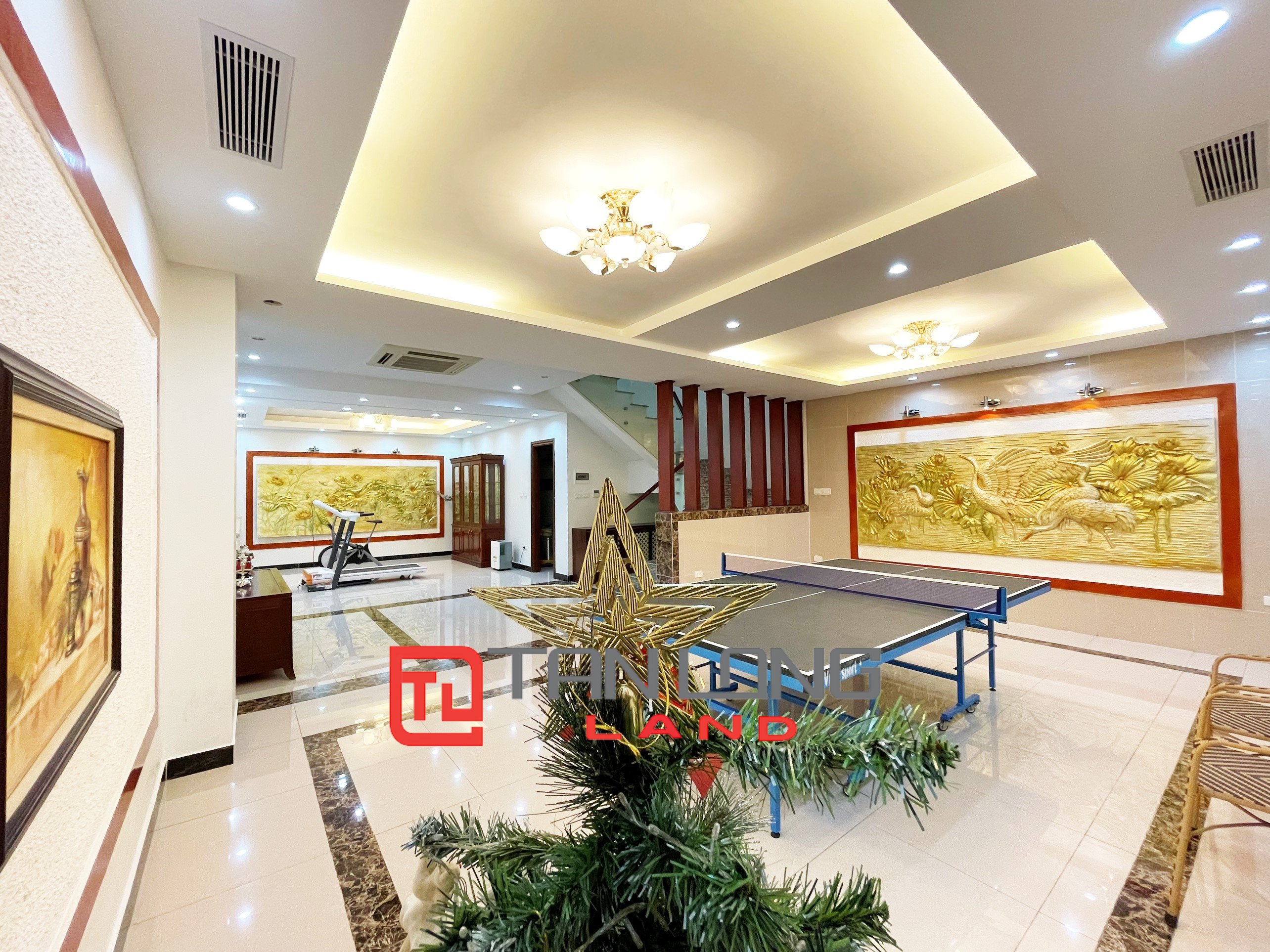Fully Furnished Villa for rent with 4 Bedrooms near Vincom Shopping Center at Vinhomes Riverside 10