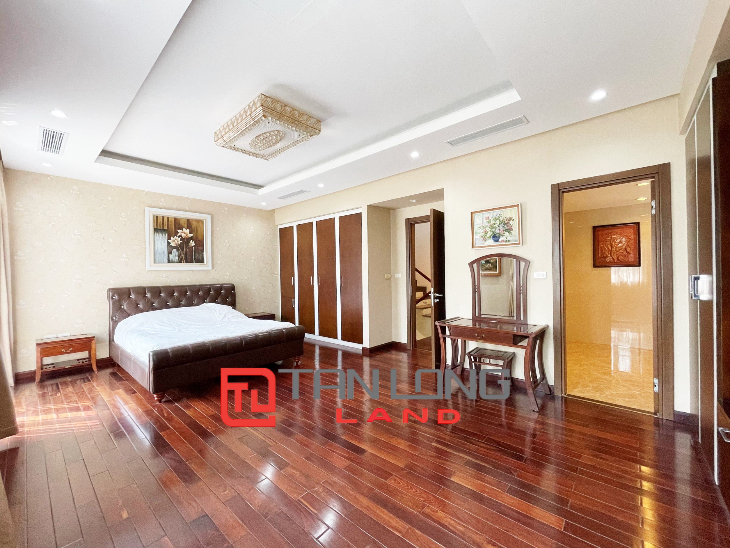 Fully Furnished Villa for rent with 4 Bedrooms near Vincom Shopping Center at Vinhomes Riverside 12