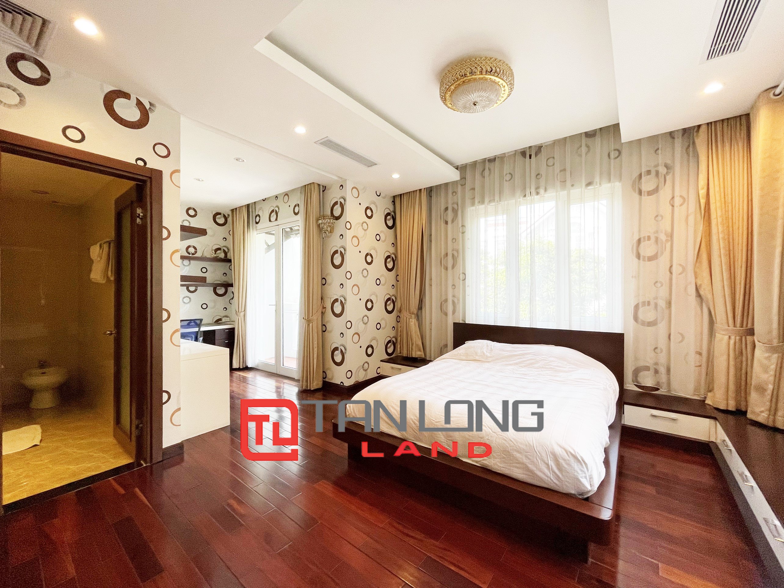 Fully Furnished Villa for rent with 4 Bedrooms near Vincom Shopping Center at Vinhomes Riverside 16