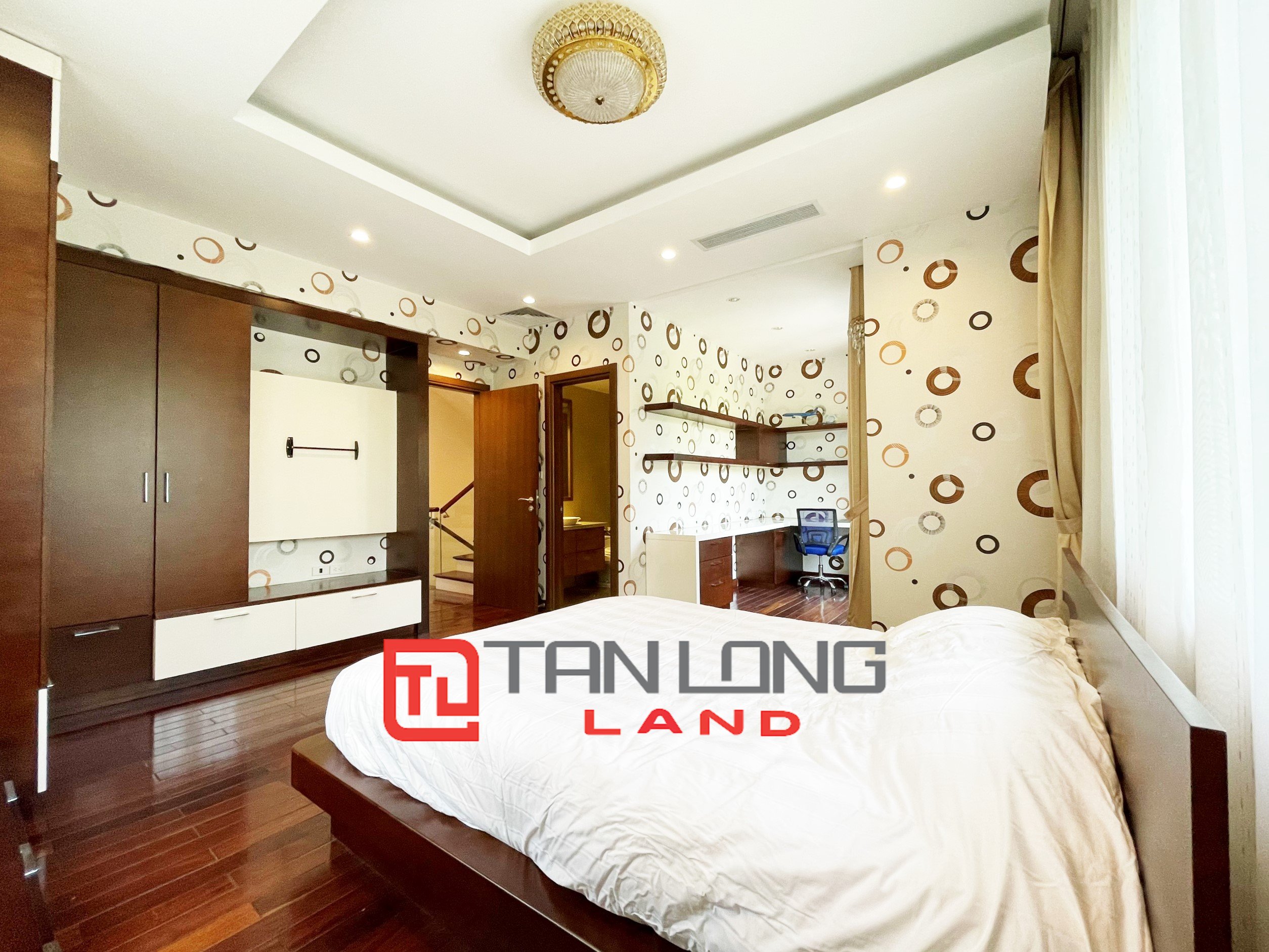 Fully Furnished Villa for rent with 4 Bedrooms near Vincom Shopping Center at Vinhomes Riverside 17