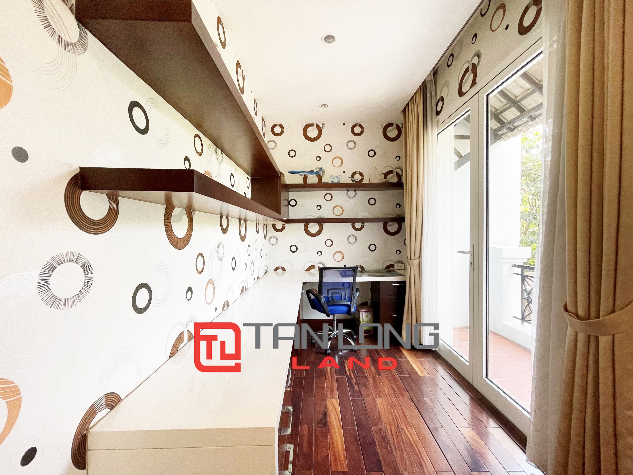 Fully Furnished Villa for rent with 4 Bedrooms near Vincom Shopping Center at Vinhomes Riverside 18