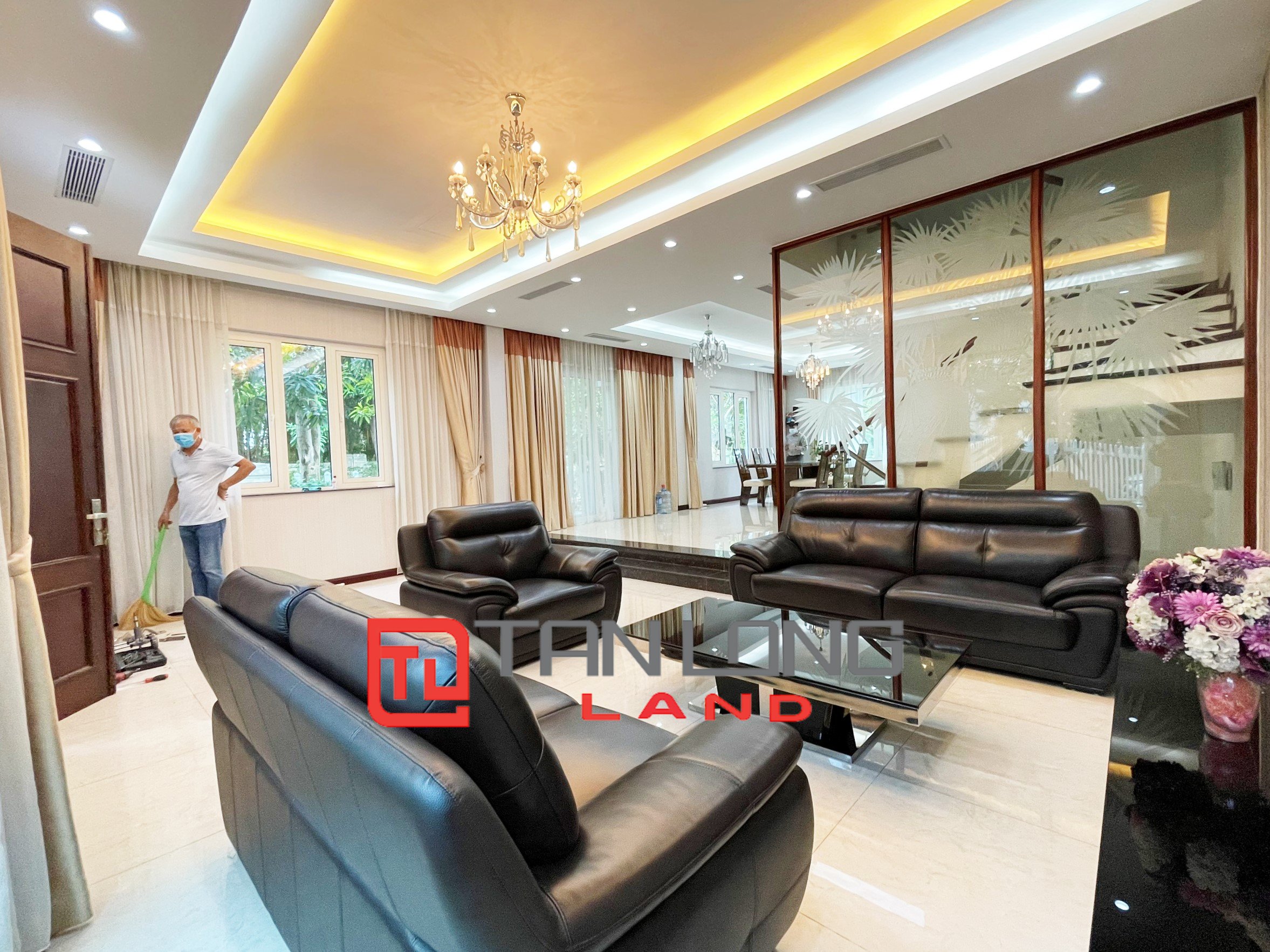 Fully Furnished Villa for rent with 4 Bedrooms near Vincom Shopping Center at Vinhomes Riverside 2
