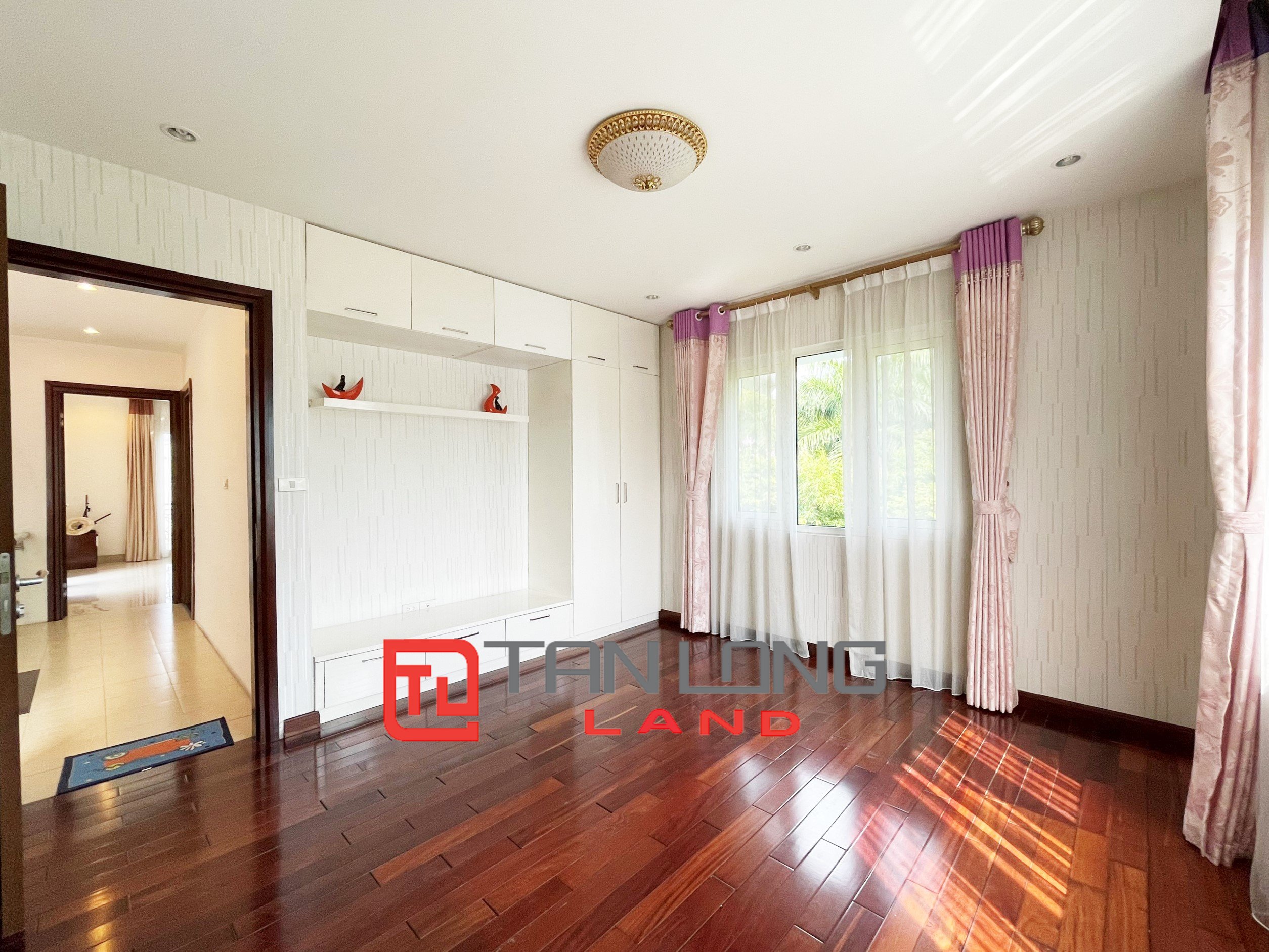 Fully Furnished Villa for rent with 4 Bedrooms near Vincom Shopping Center at Vinhomes Riverside 20