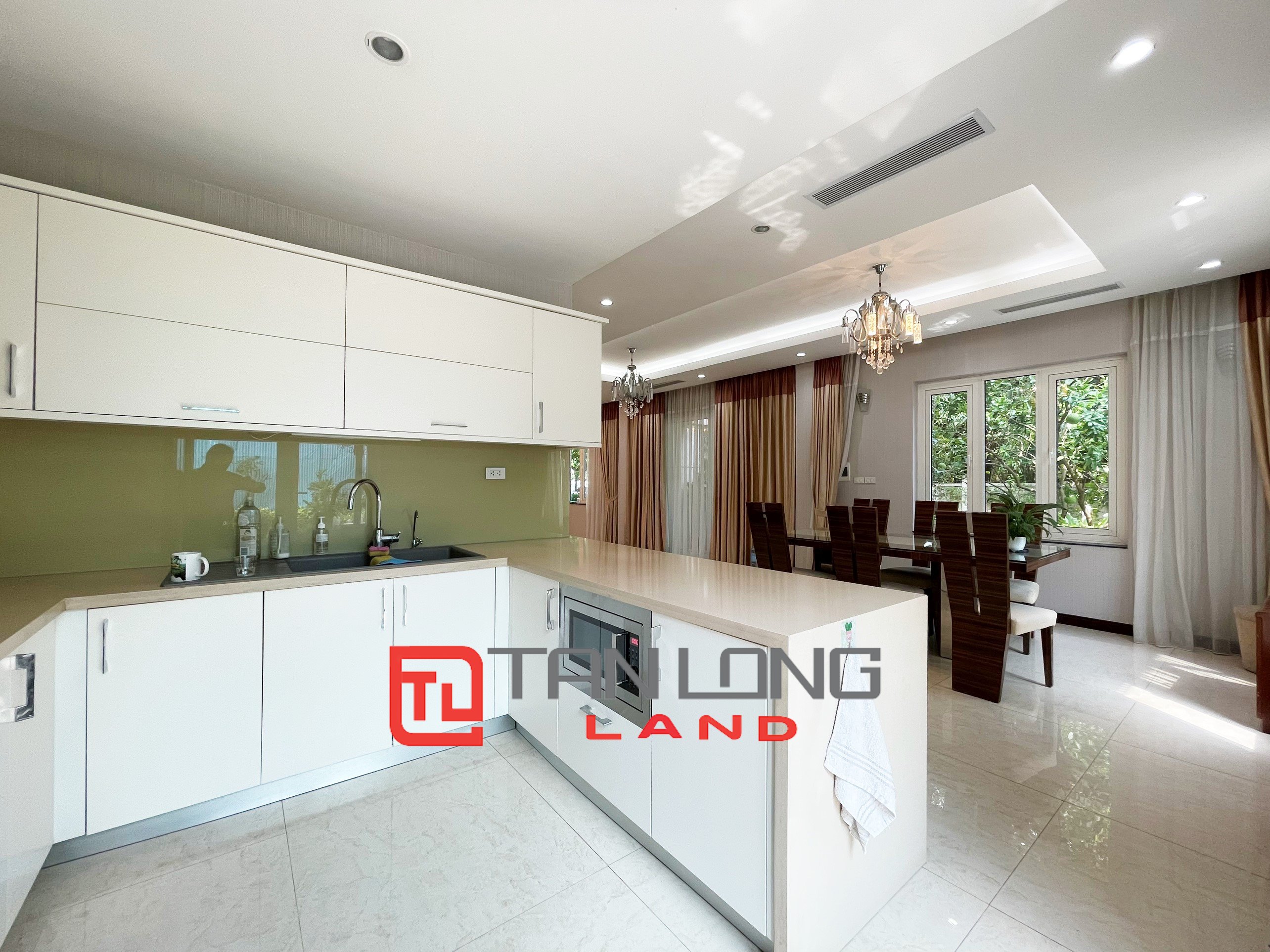 Fully Furnished Villa for rent with 4 Bedrooms near Vincom Shopping Center at Vinhomes Riverside 6