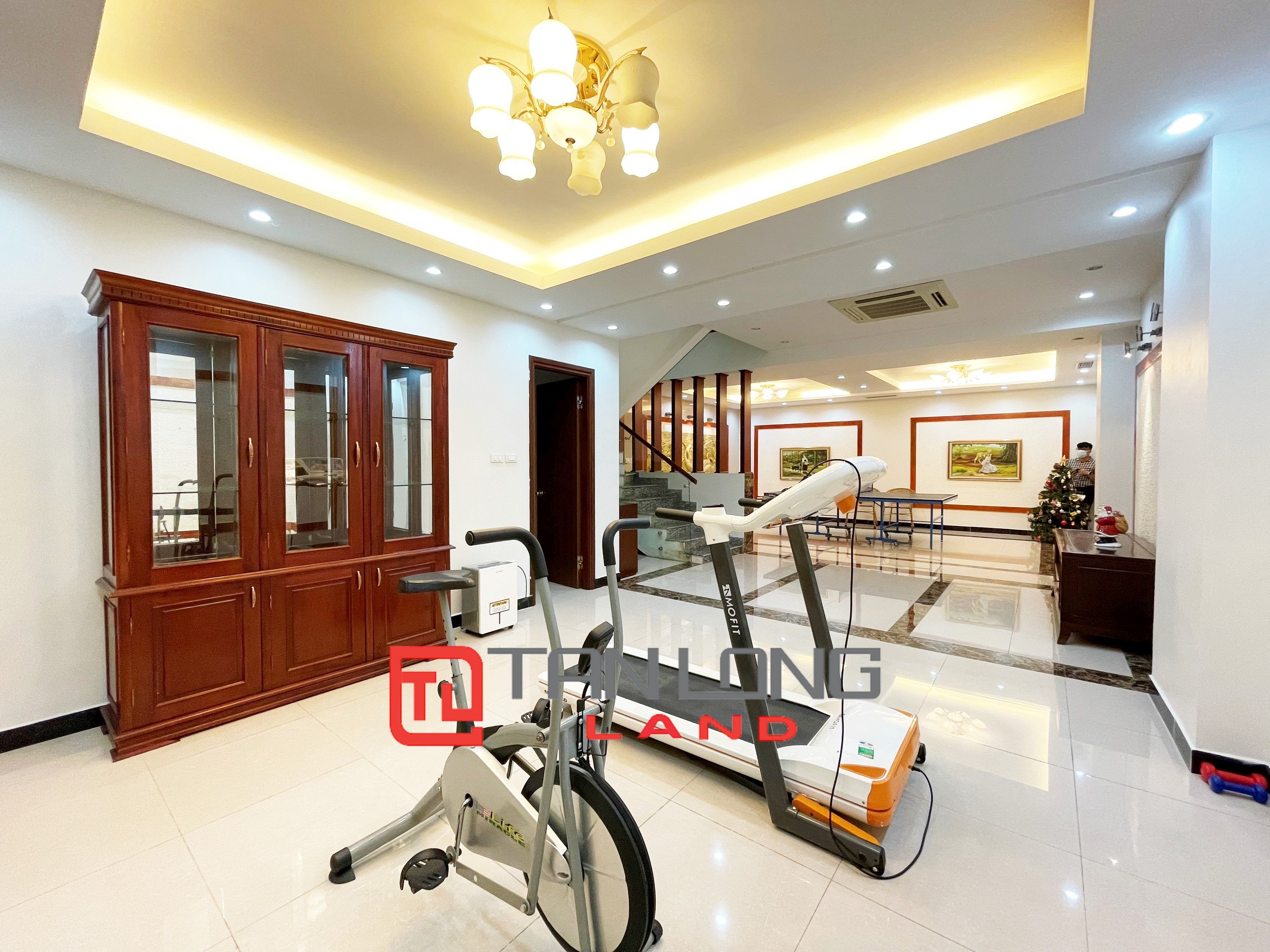 Fully Furnished Villa for rent with 4 Bedrooms near Vincom Shopping Center at Vinhomes Riverside 9