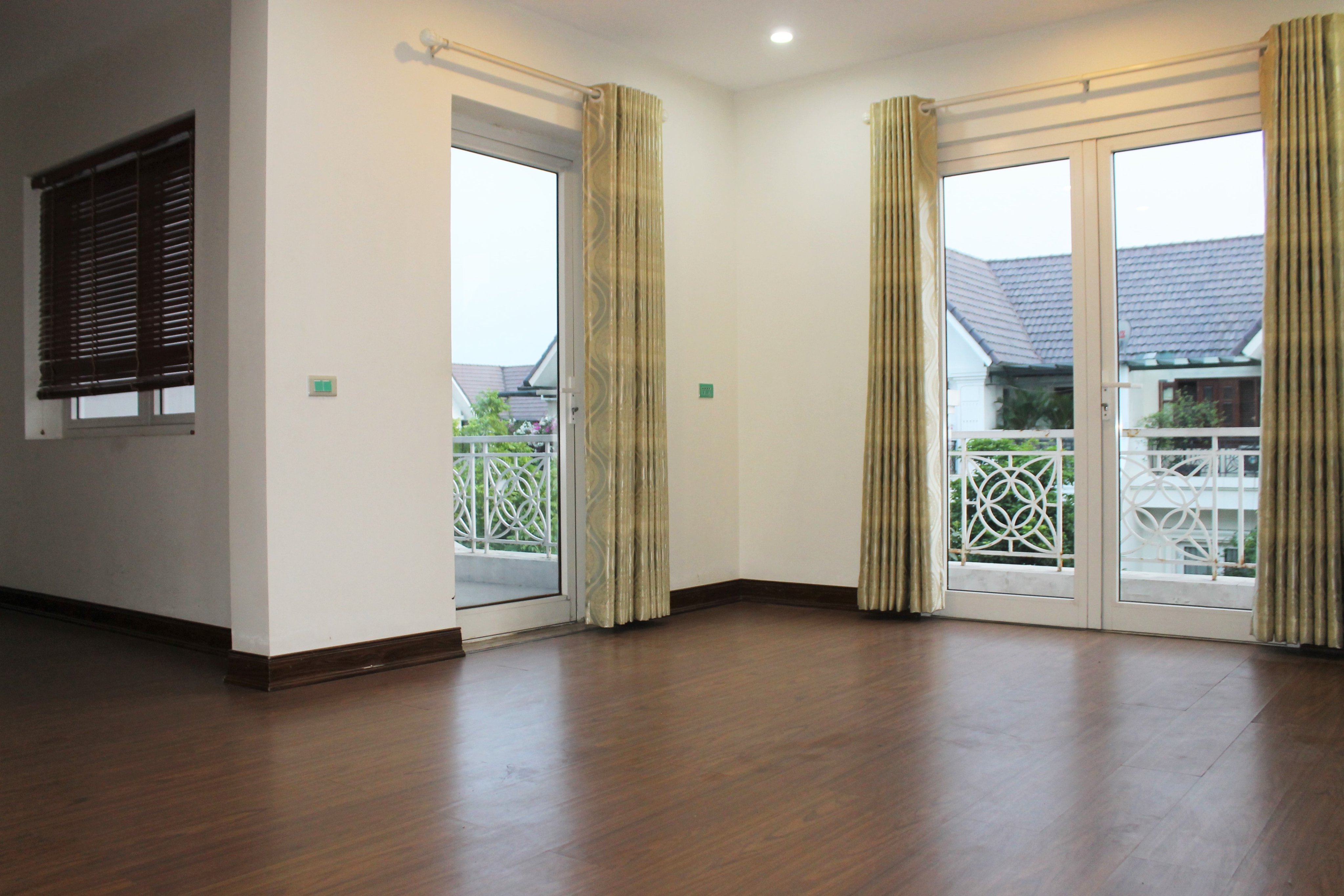 Furnished 3 Bedrooms Duplex Villa To Lease In Vinhomes Riverside 12