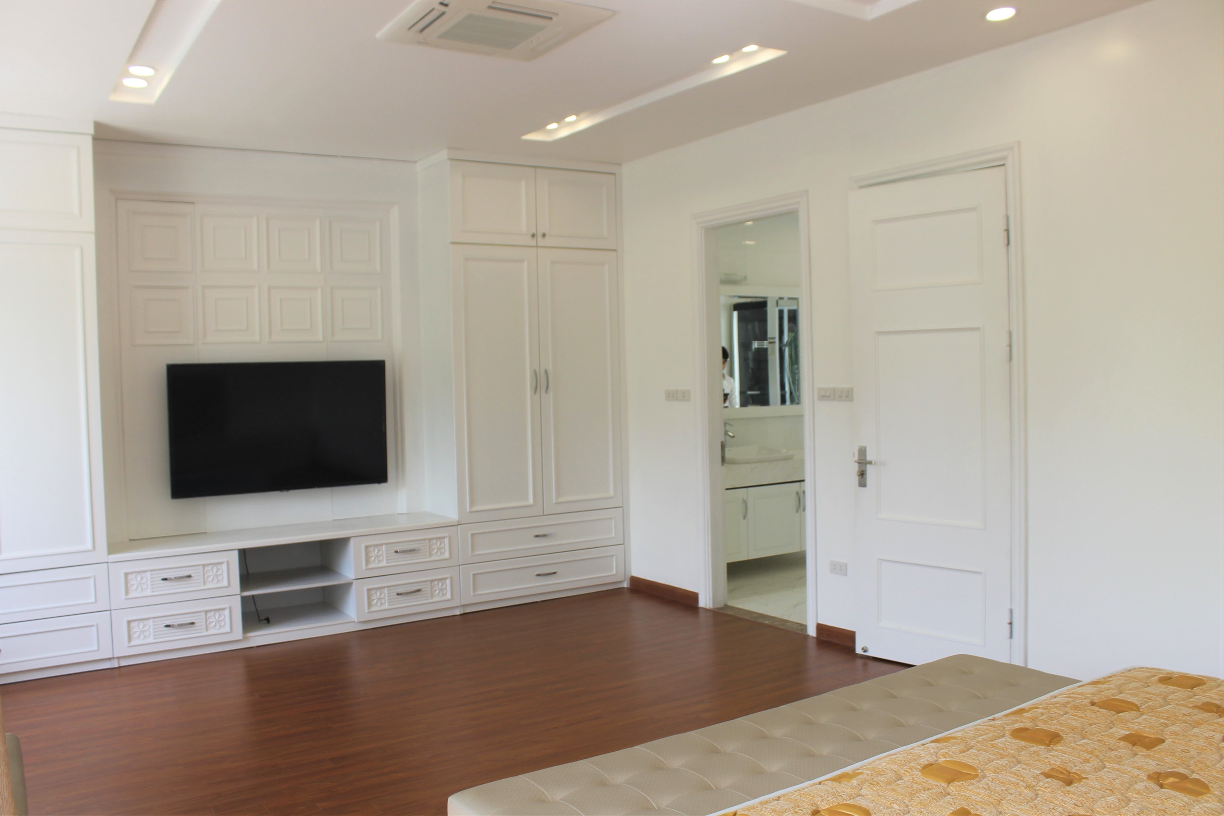 Furnished Semi-detached Vinhomes Riverside Villa To Lease 11