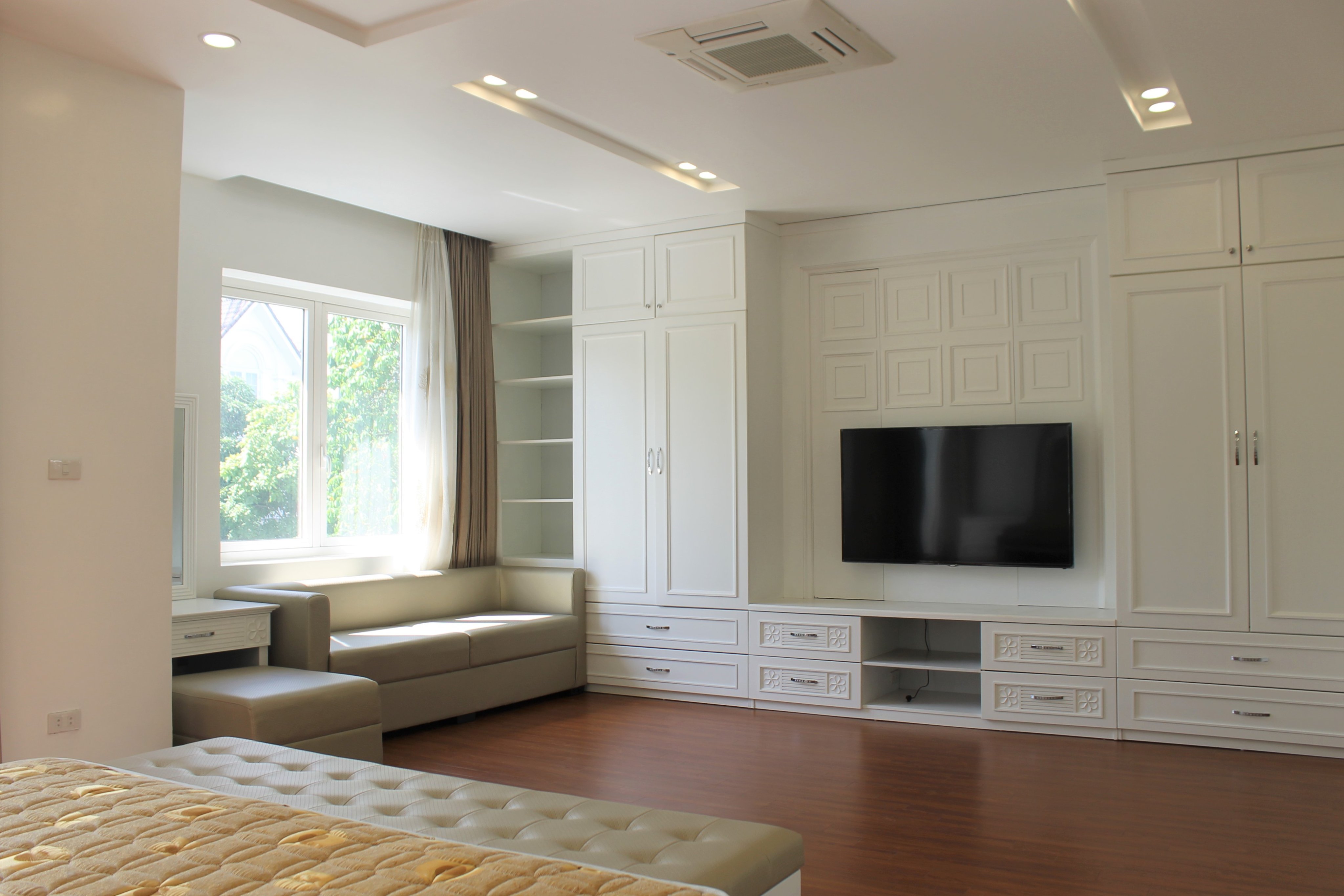Furnished Semi-detached Vinhomes Riverside Villa To Lease 13