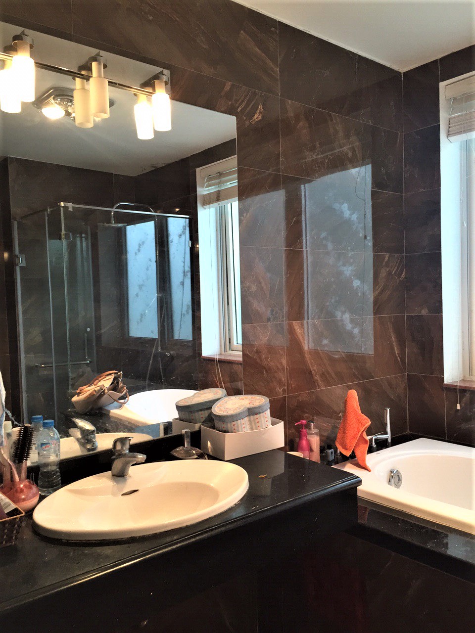 Gorgeous and well-lit 3 bedroom-villa for rent in Vinhomes Riverside! 11
