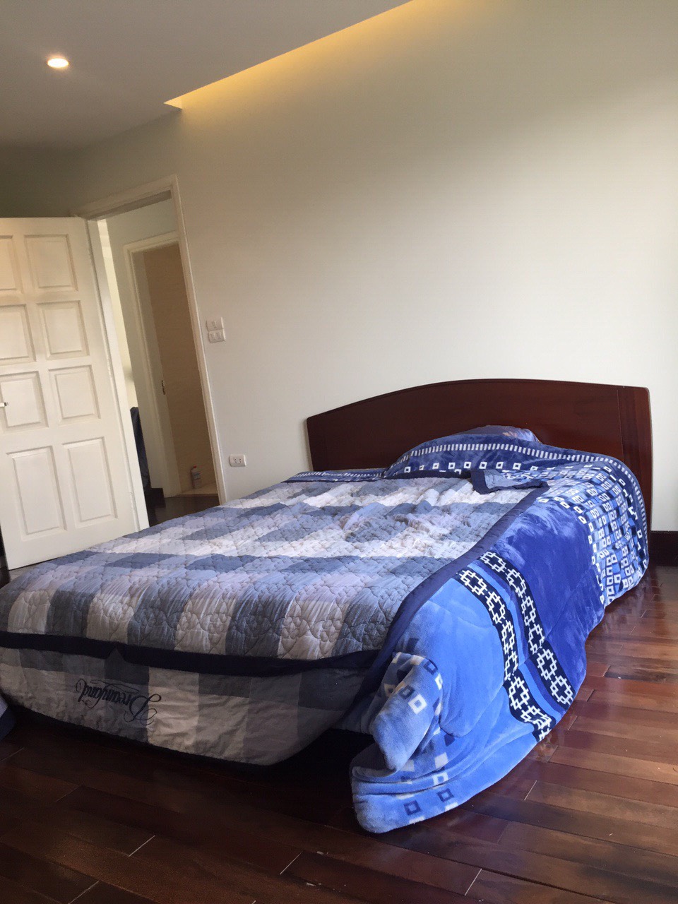 Gorgeous and well-lit 3 bedroom-villa for rent in Vinhomes Riverside! 15