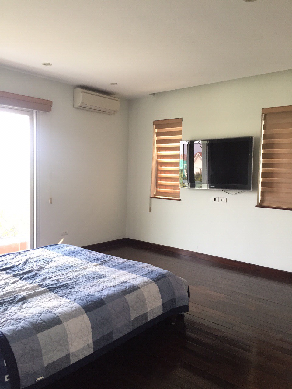 Gorgeous and well-lit 3 bedroom-villa for rent in Vinhomes Riverside! 16