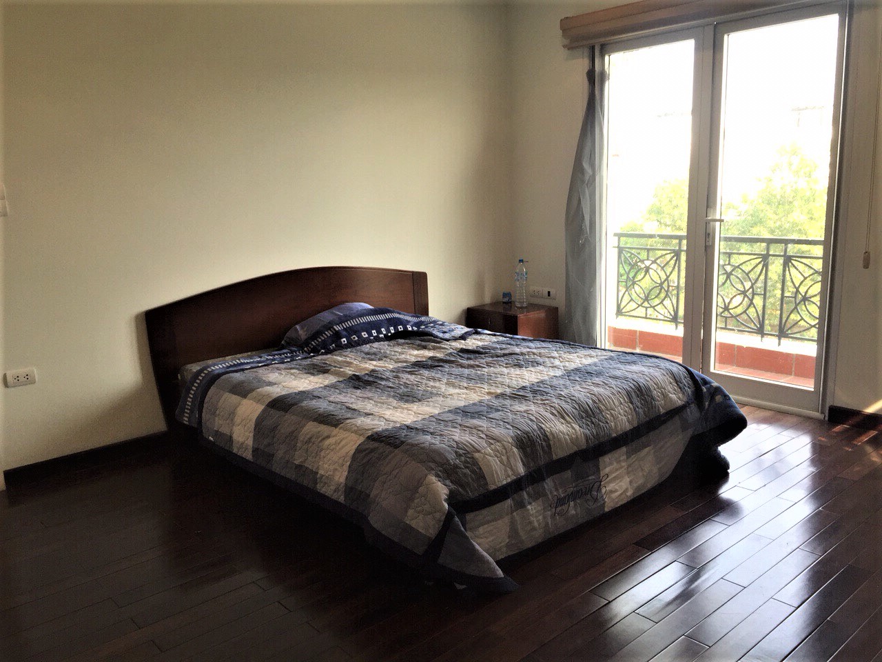 Gorgeous and well-lit 3 bedroom-villa for rent in Vinhomes Riverside! 17