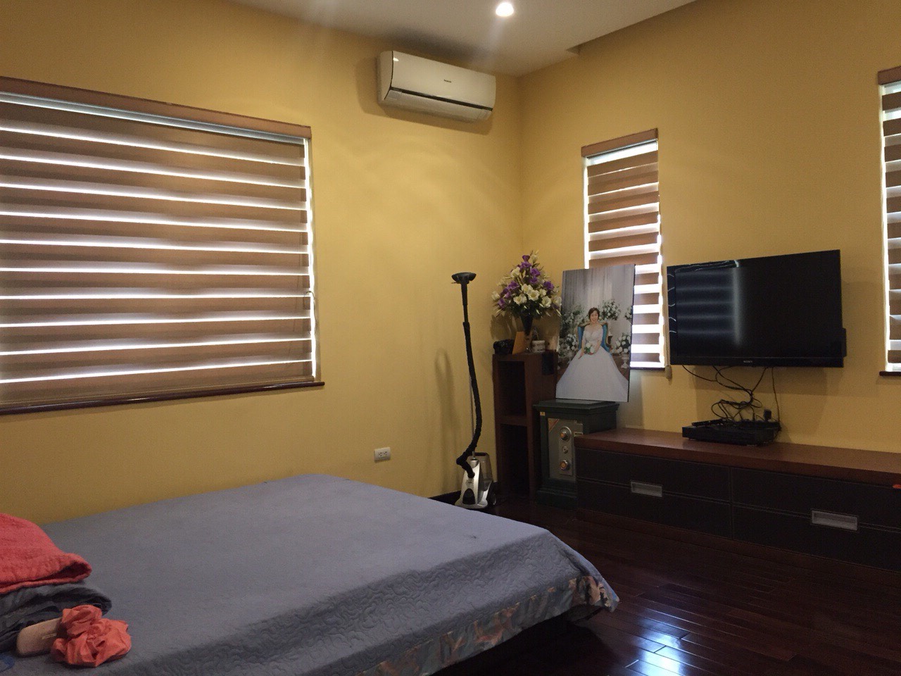 Gorgeous and well-lit 3 bedroom-villa for rent in Vinhomes Riverside! 18