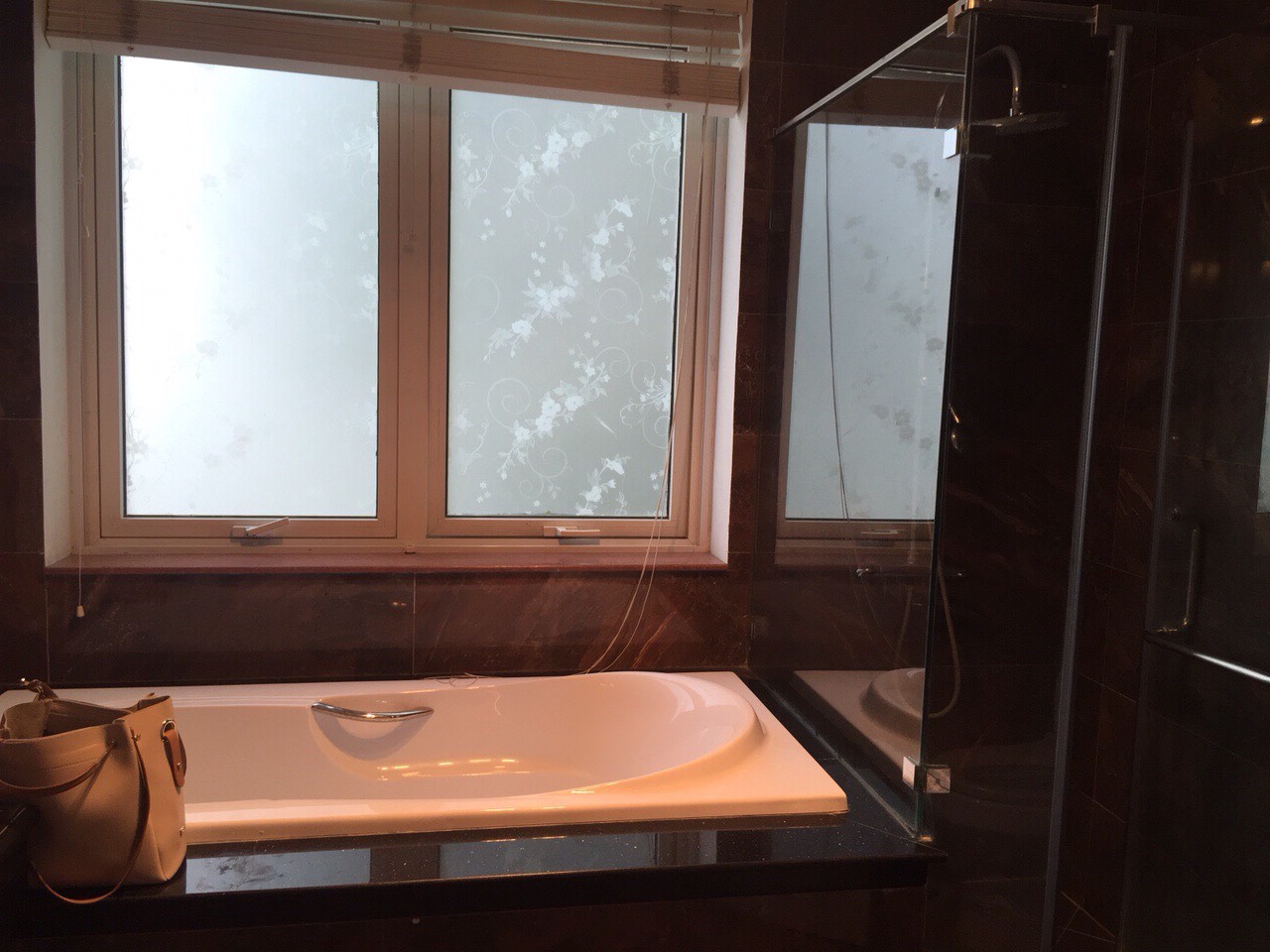 Gorgeous and well-lit 3 bedroom-villa for rent in Vinhomes Riverside! 19