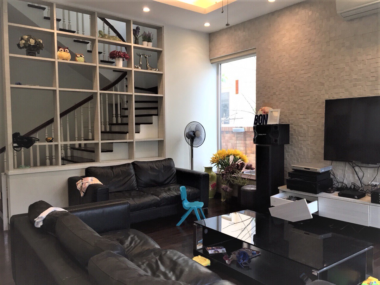 Gorgeous and well-lit 3 bedroom-villa for rent in Vinhomes Riverside! 2